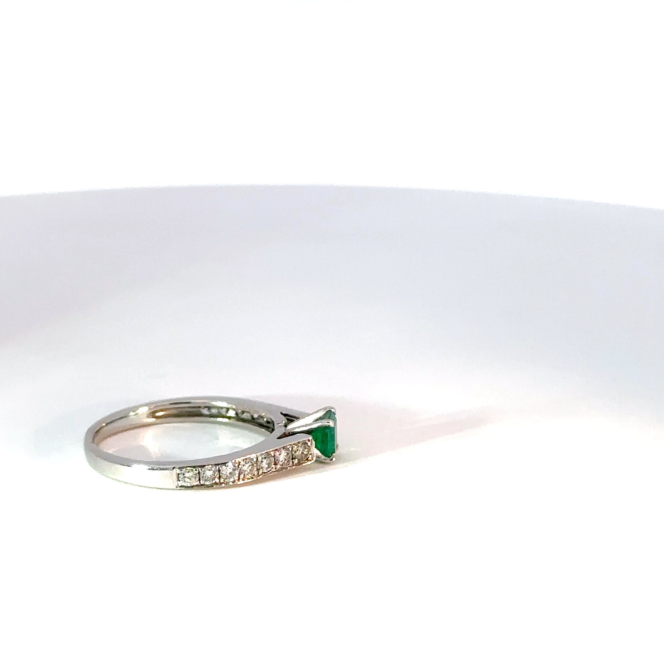 Anillo en Oro Blanco con Esmeralda y diamantes