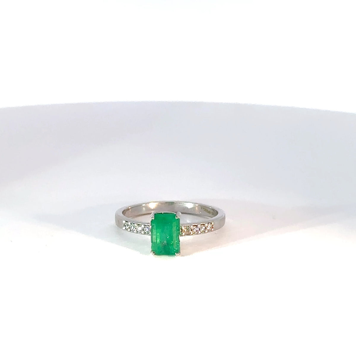 Anillo en Oro Blanco esmeralda y diamantes