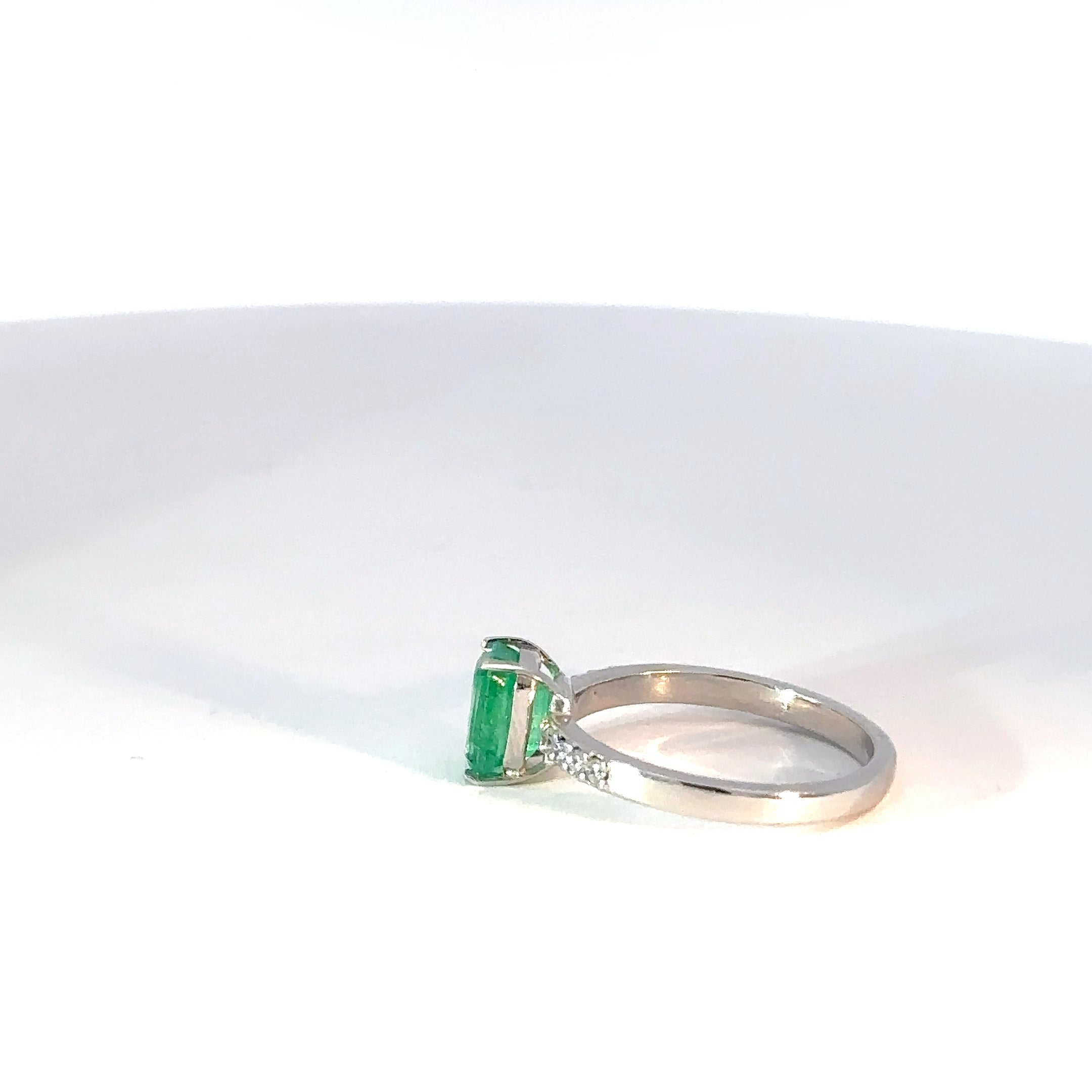 Anillo en Oro Blanco esmeralda y diamantes