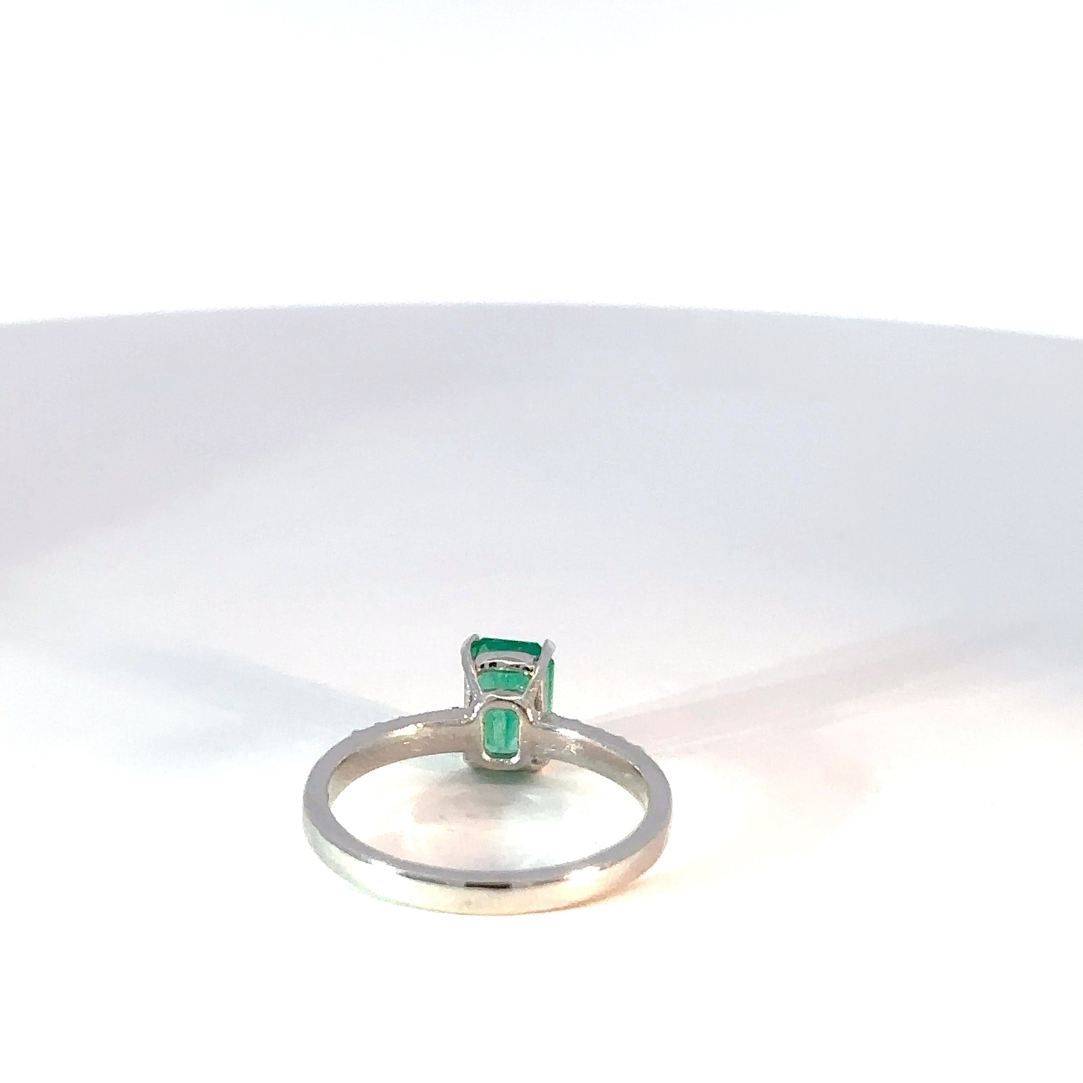 Anillo en Oro Blanco esmeralda y diamantes