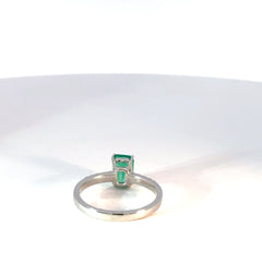 Anillo en Oro Blanco esmeralda y diamantes