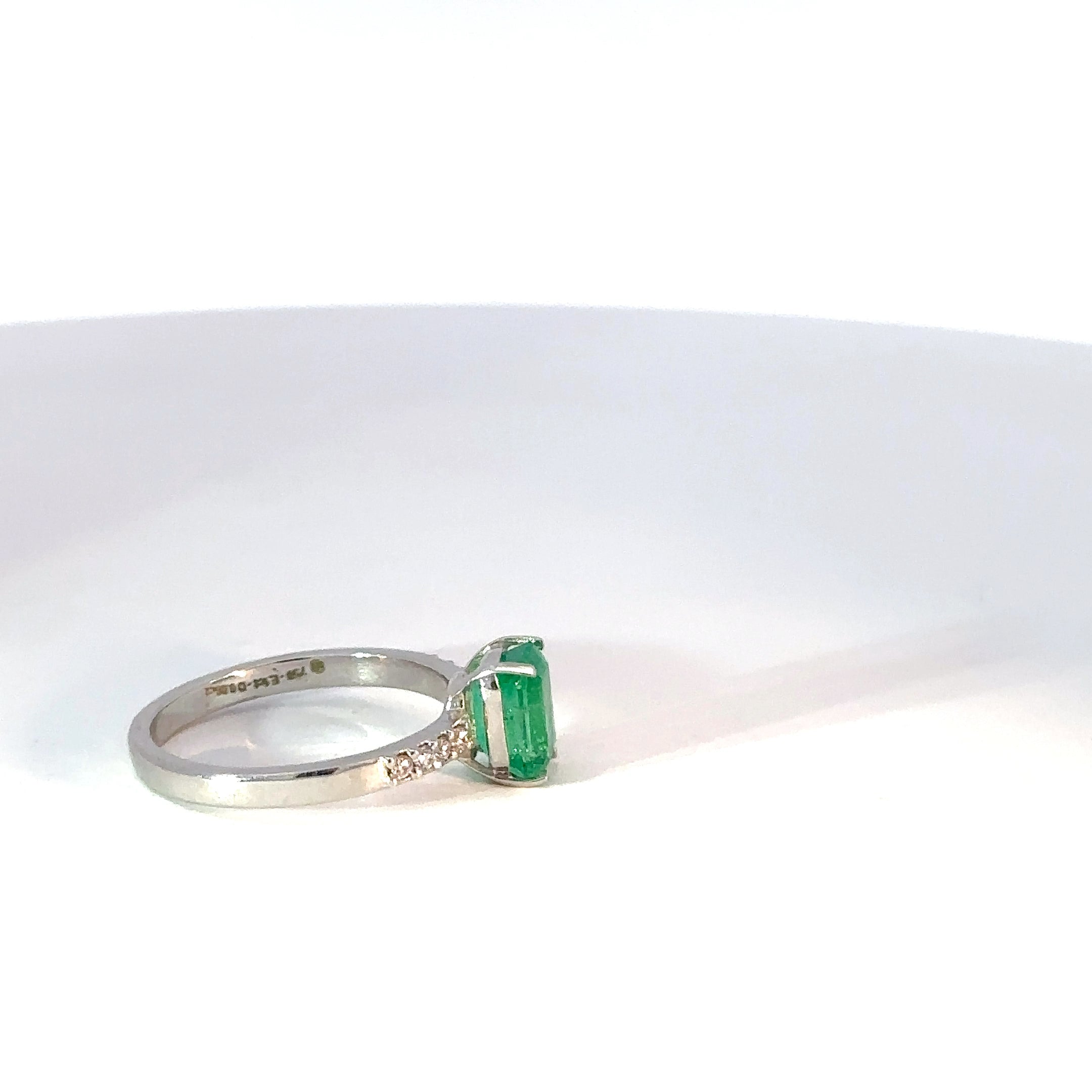 Anillo en Oro Blanco esmeralda y diamantes