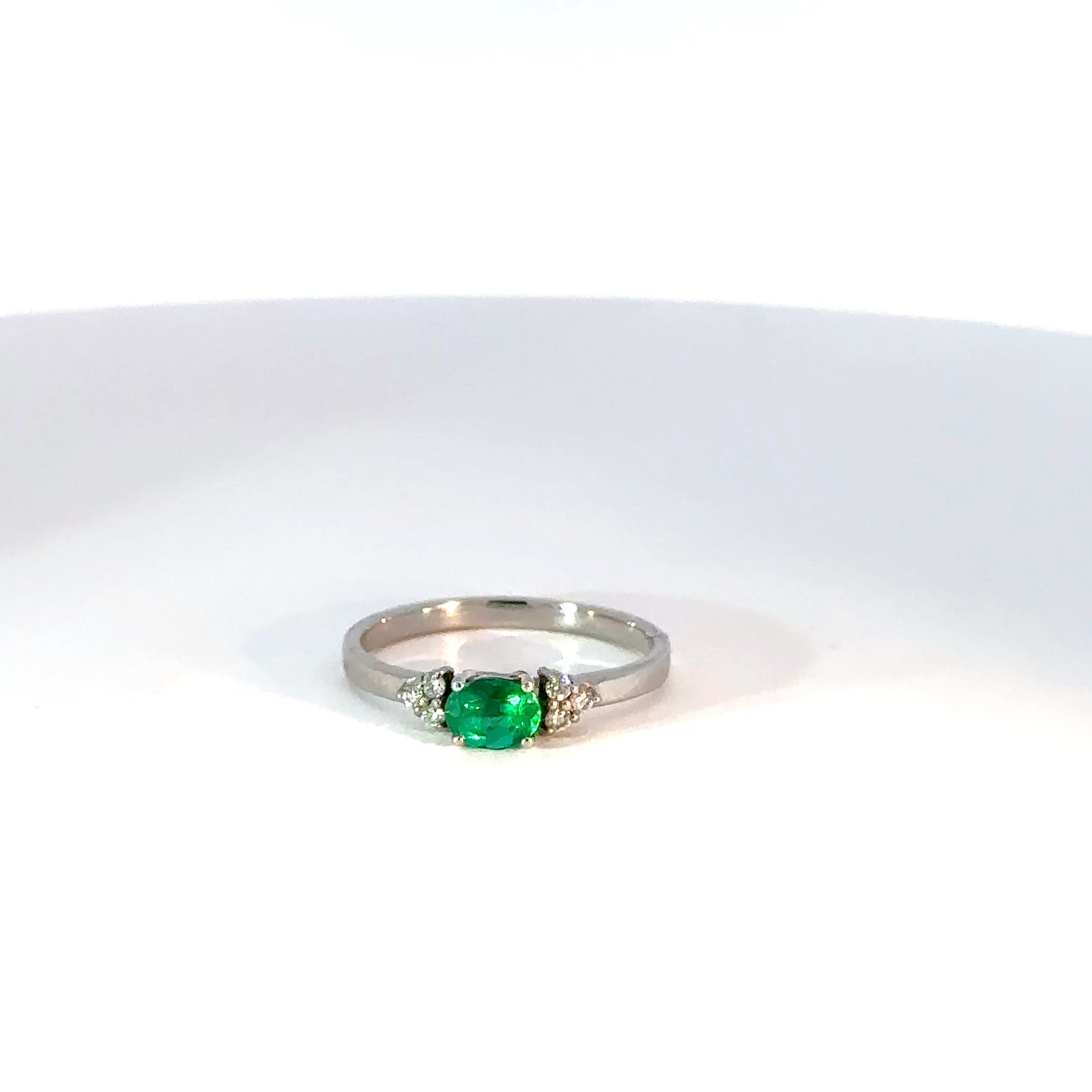 Anillo oro blanco con Esmeralda Ovalada y diamantes
