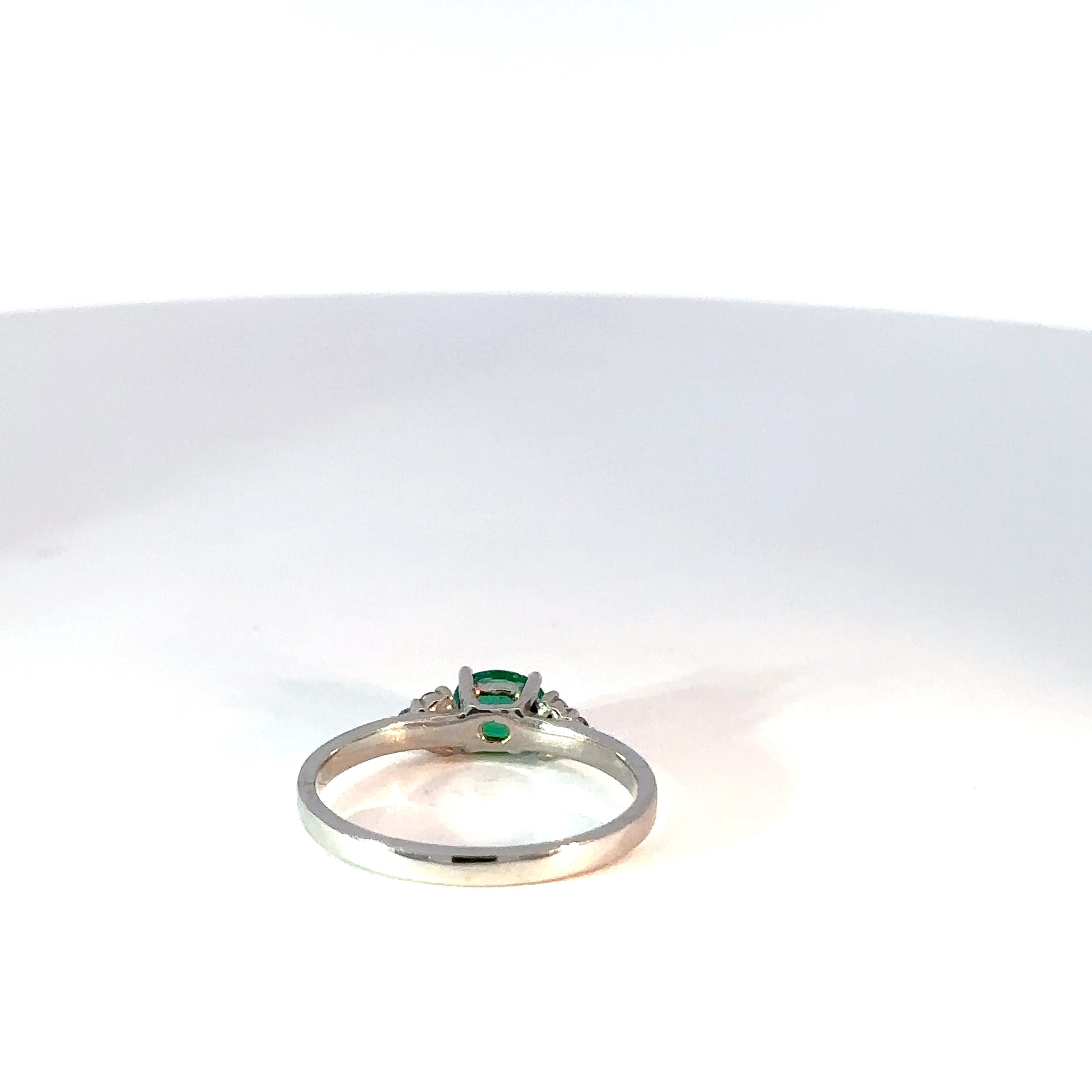 Anillo oro blanco con Esmeralda Ovalada y diamantes