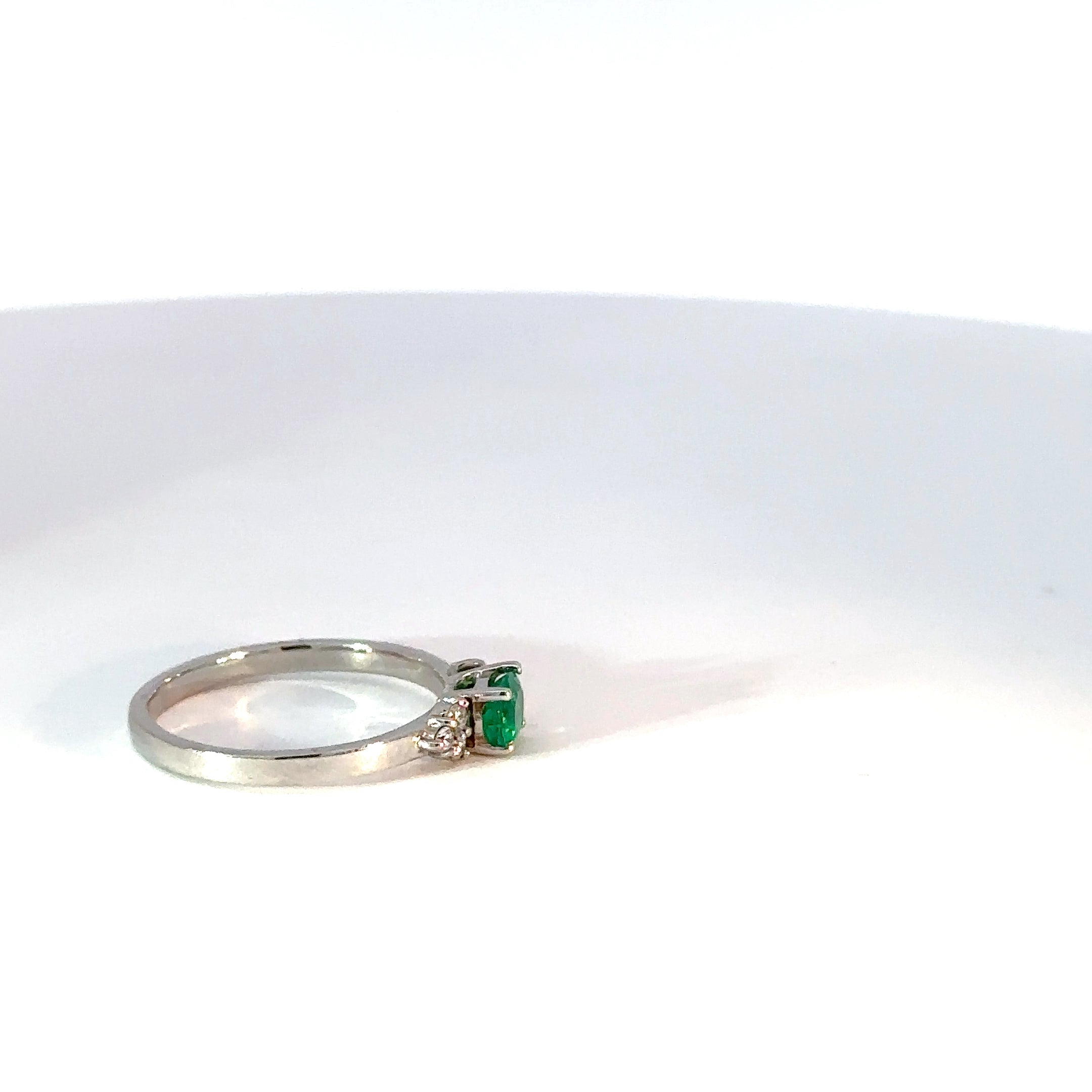 Anillo oro blanco con Esmeralda Ovalada y diamantes