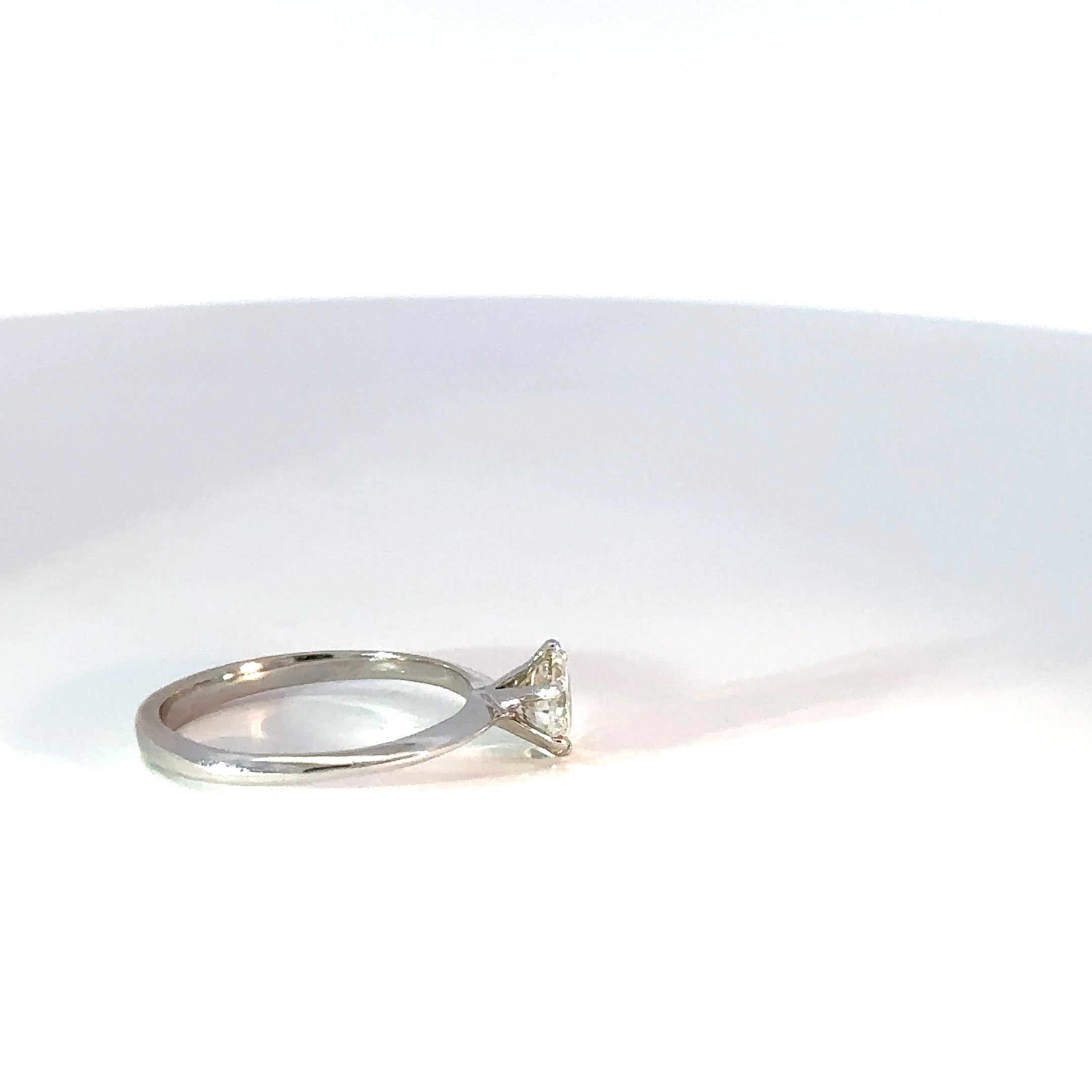 Anillo de compromiso clásico diamante