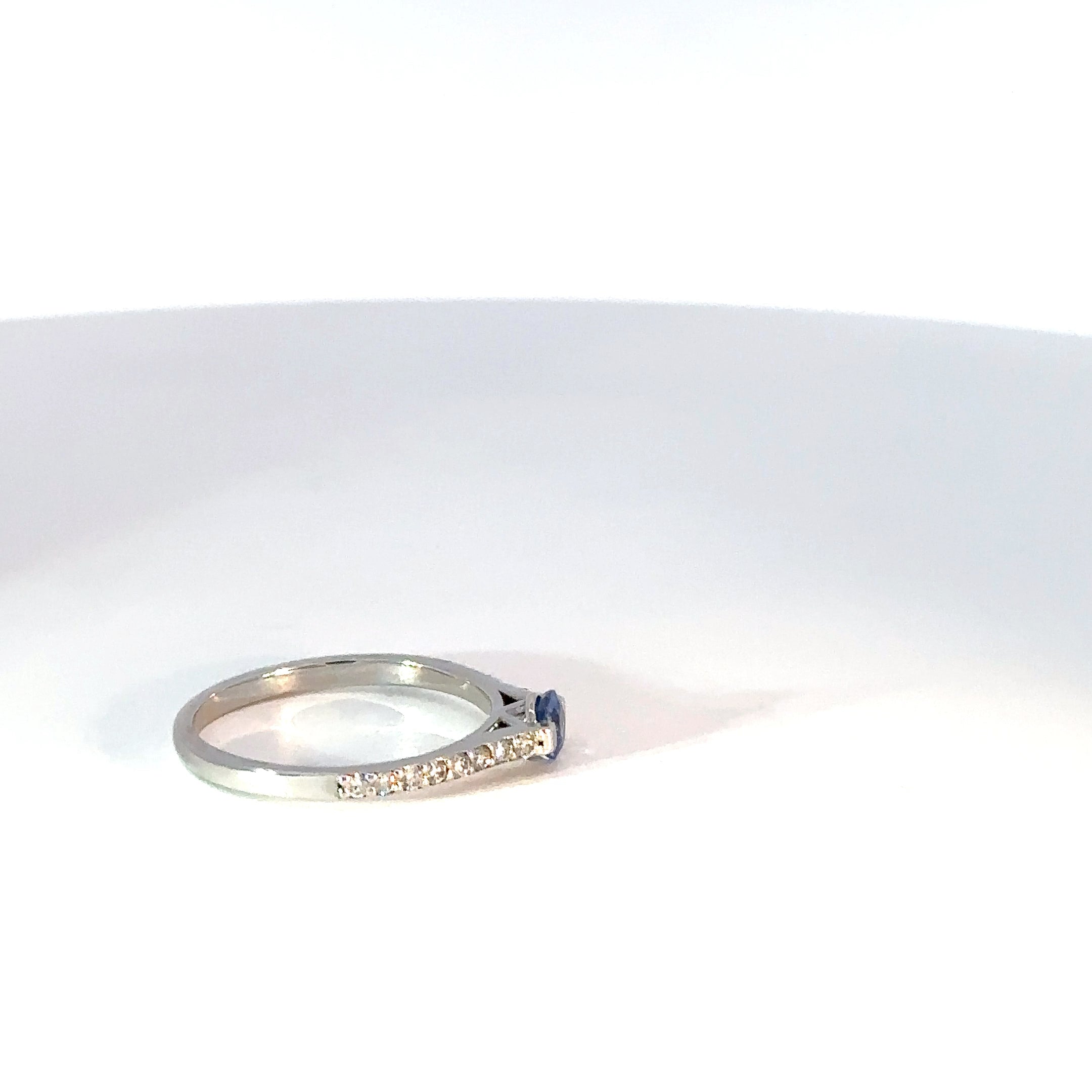 Anillo en Plata con Zafiro Azul y diamantes