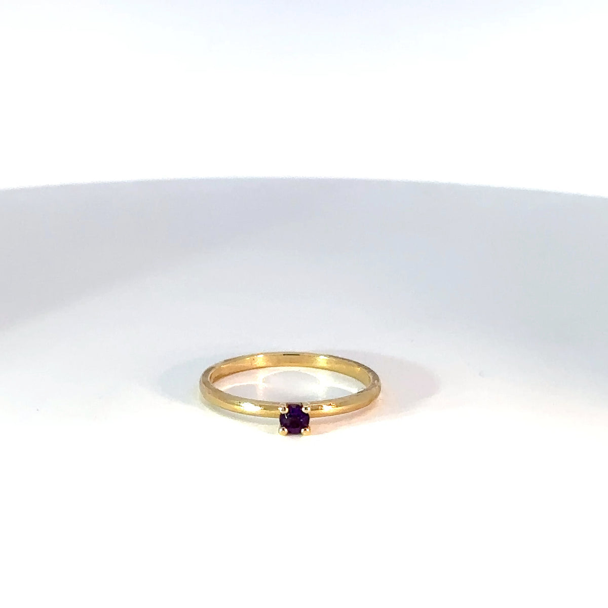 Anillo Solitario en Oro Amarillo con Amatista