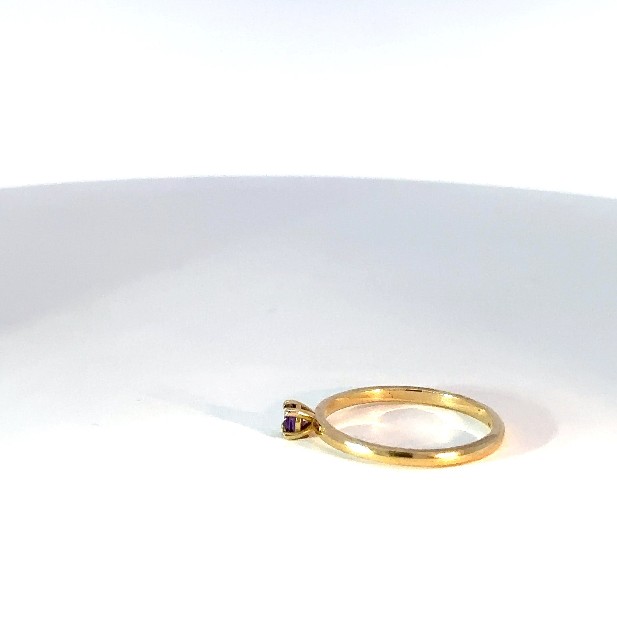 Anillo Solitario en Oro Amarillo con Amatista