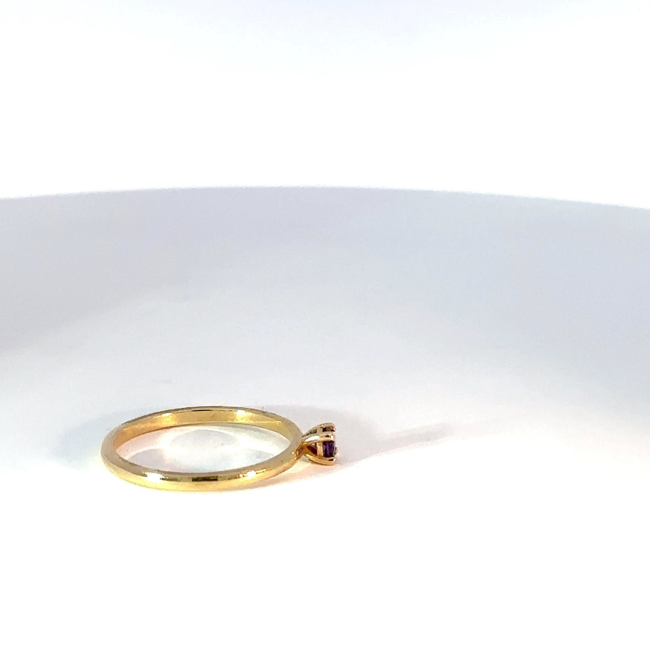 Anillo Solitario en Oro Amarillo con Amatista