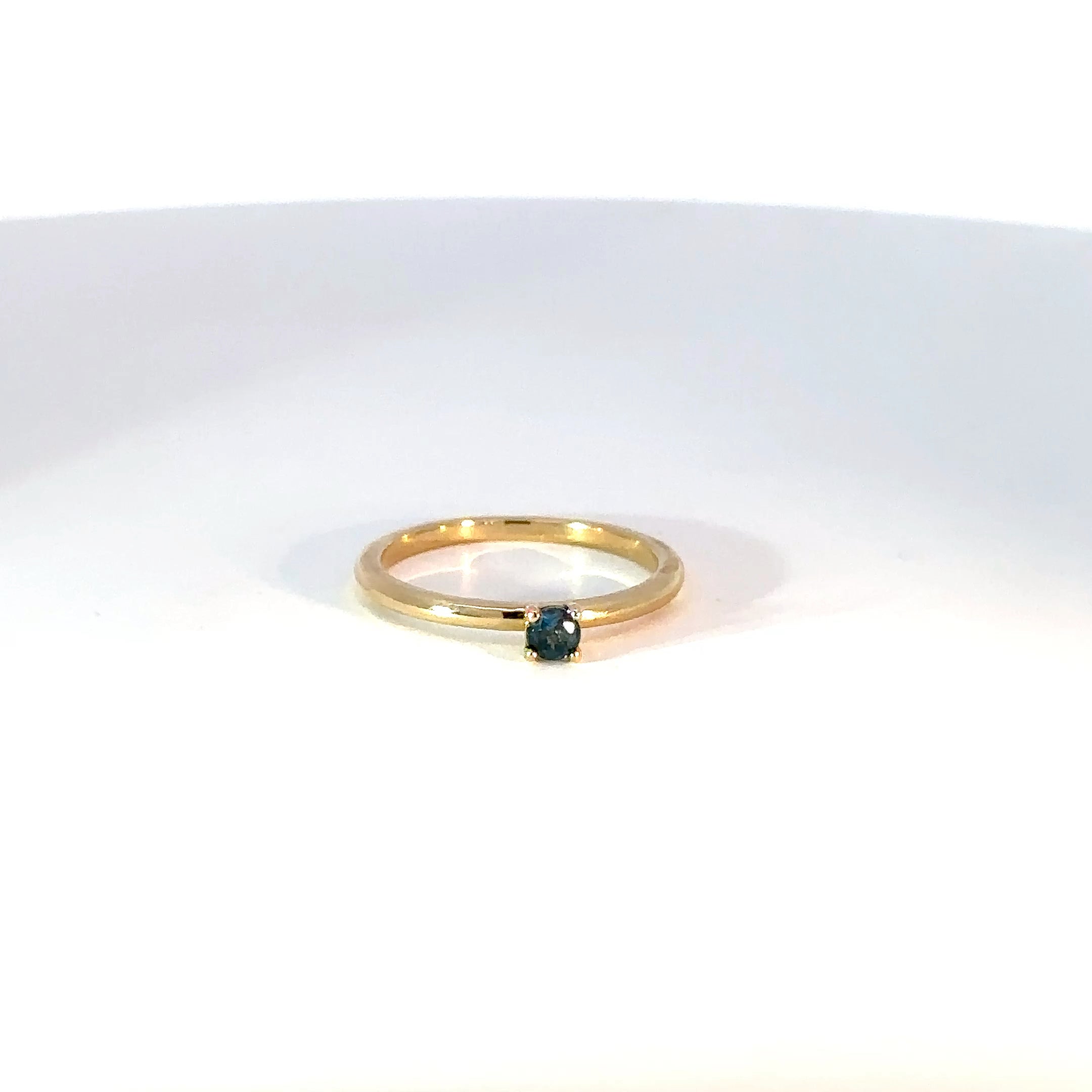 Anillo Solitario en Oro Amarillo con Zafiro Azul