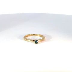 Anillo Solitario en Oro Amarillo con Zafiro Azul