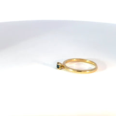 Anillo Solitario en Oro Amarillo con Zafiro Azul