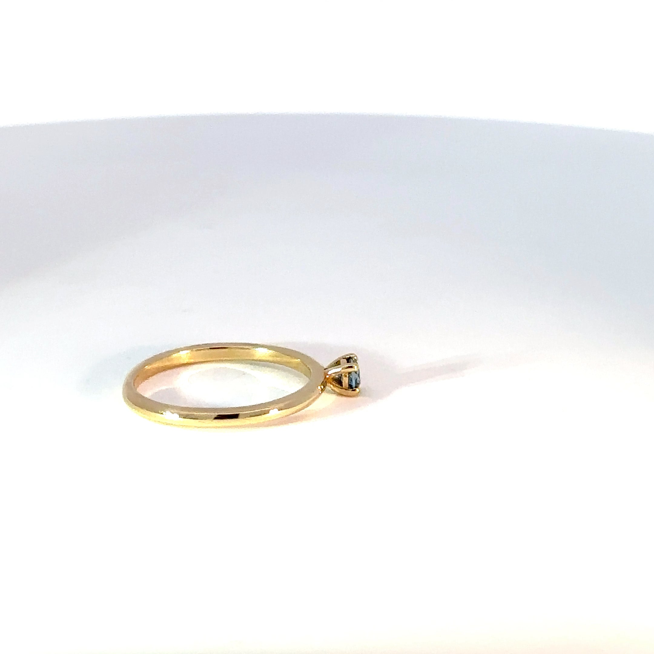 Anillo Solitario en Oro Amarillo con Zafiro Azul