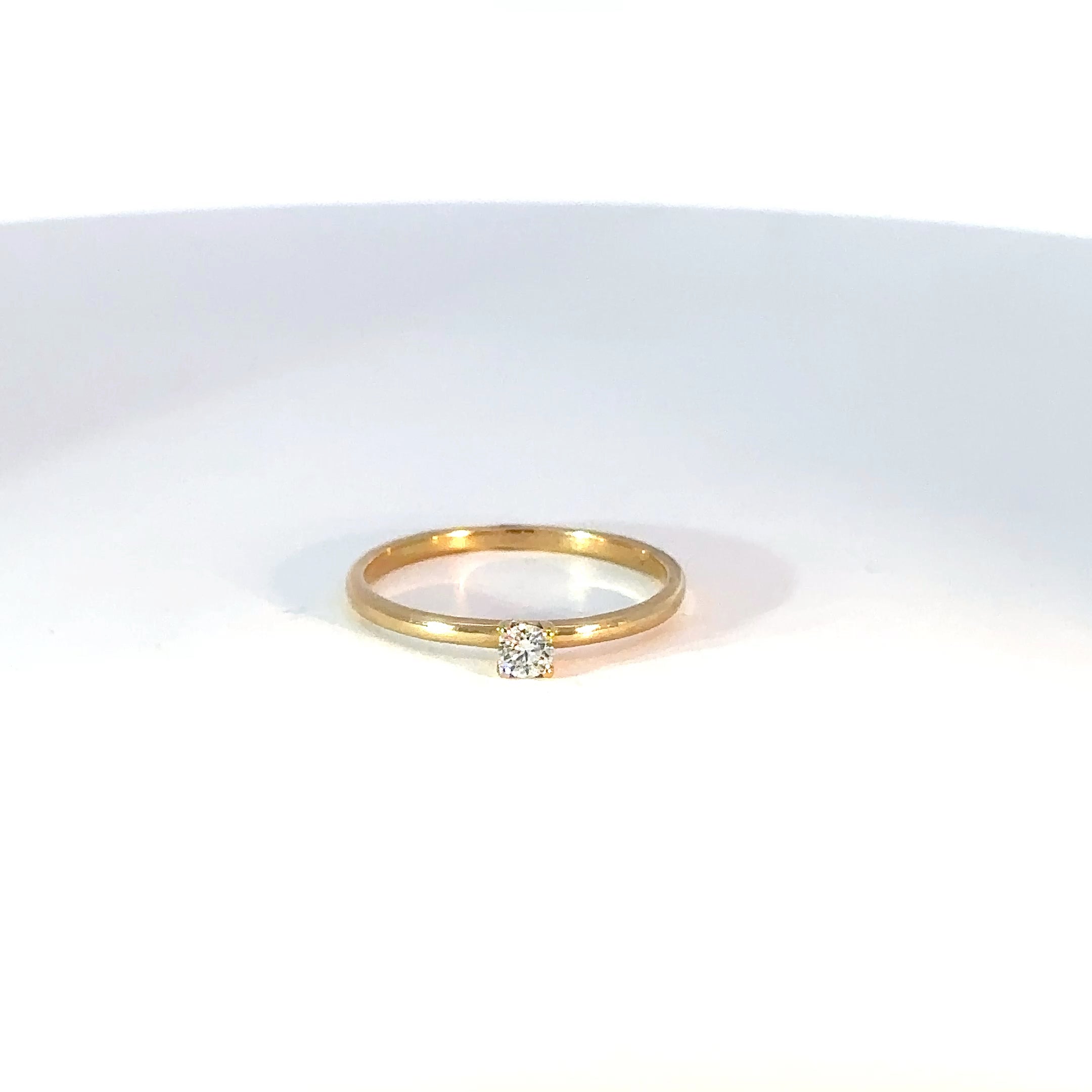 Anillo Solitario en Oro Amarillo con Diamante