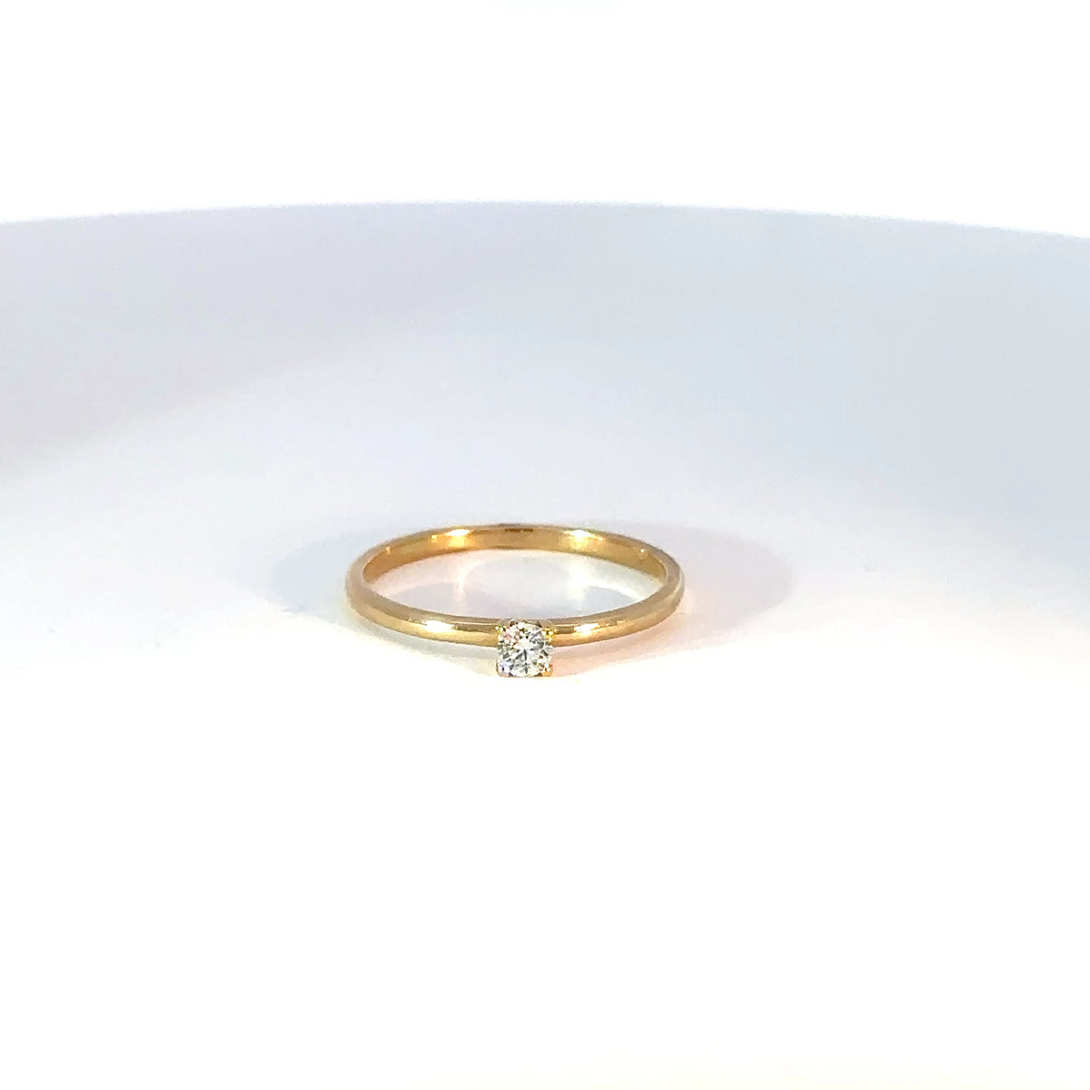 Anillo Solitario en Oro Amarillo con Diamante