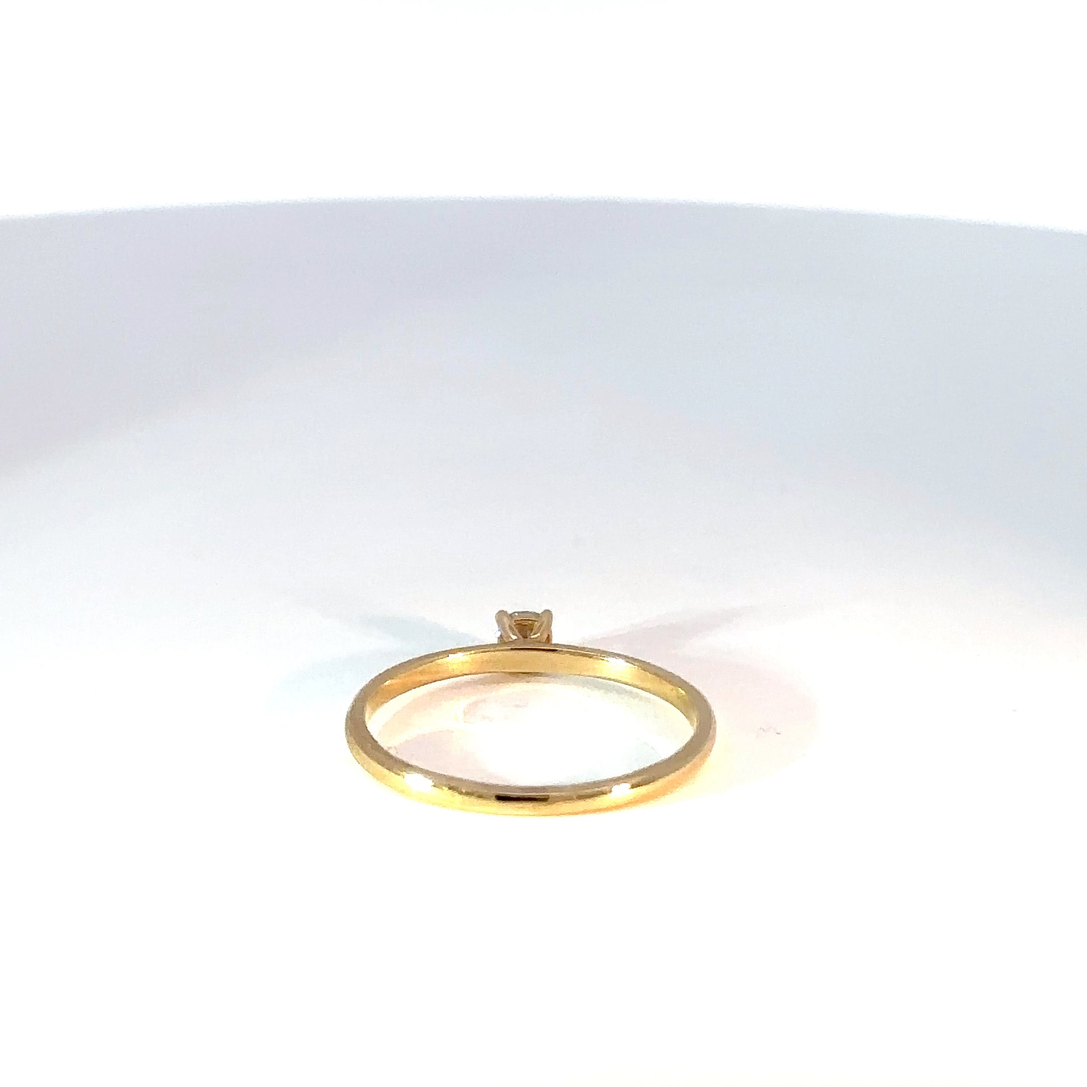 Anillo Solitario en Oro Amarillo con Diamante