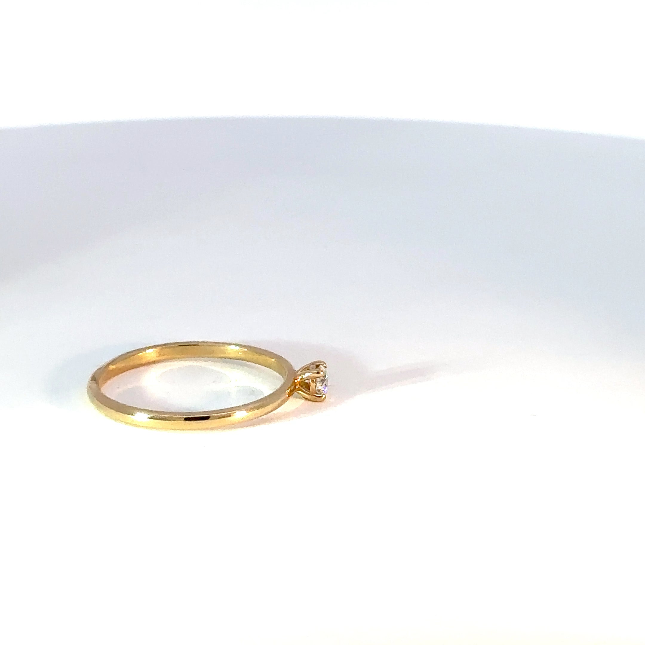 Anillo Solitario en Oro Amarillo con Diamante