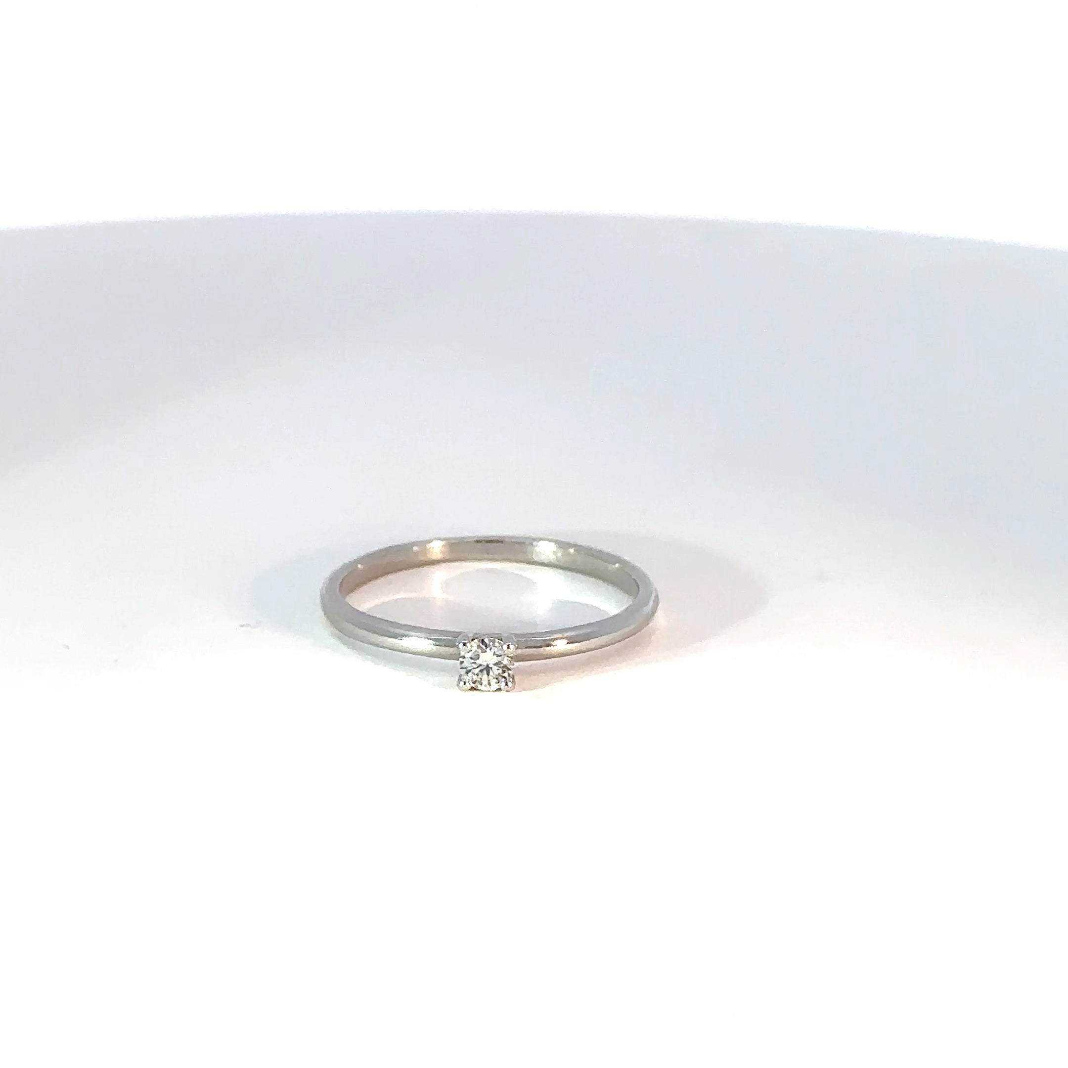 Anillo Solitario en Oro Amarillo con Diamante