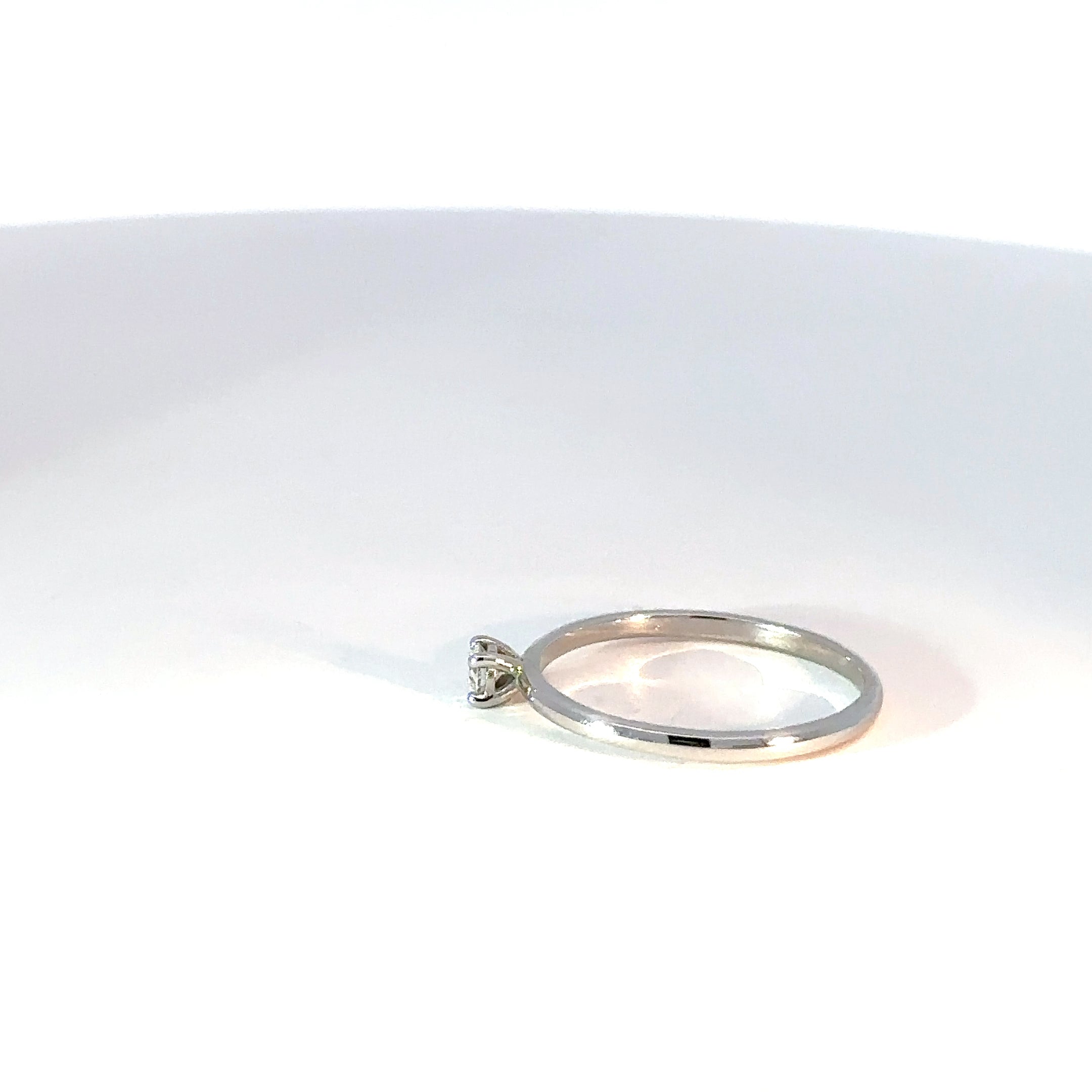 Anillo Solitario en Oro Amarillo con Diamante