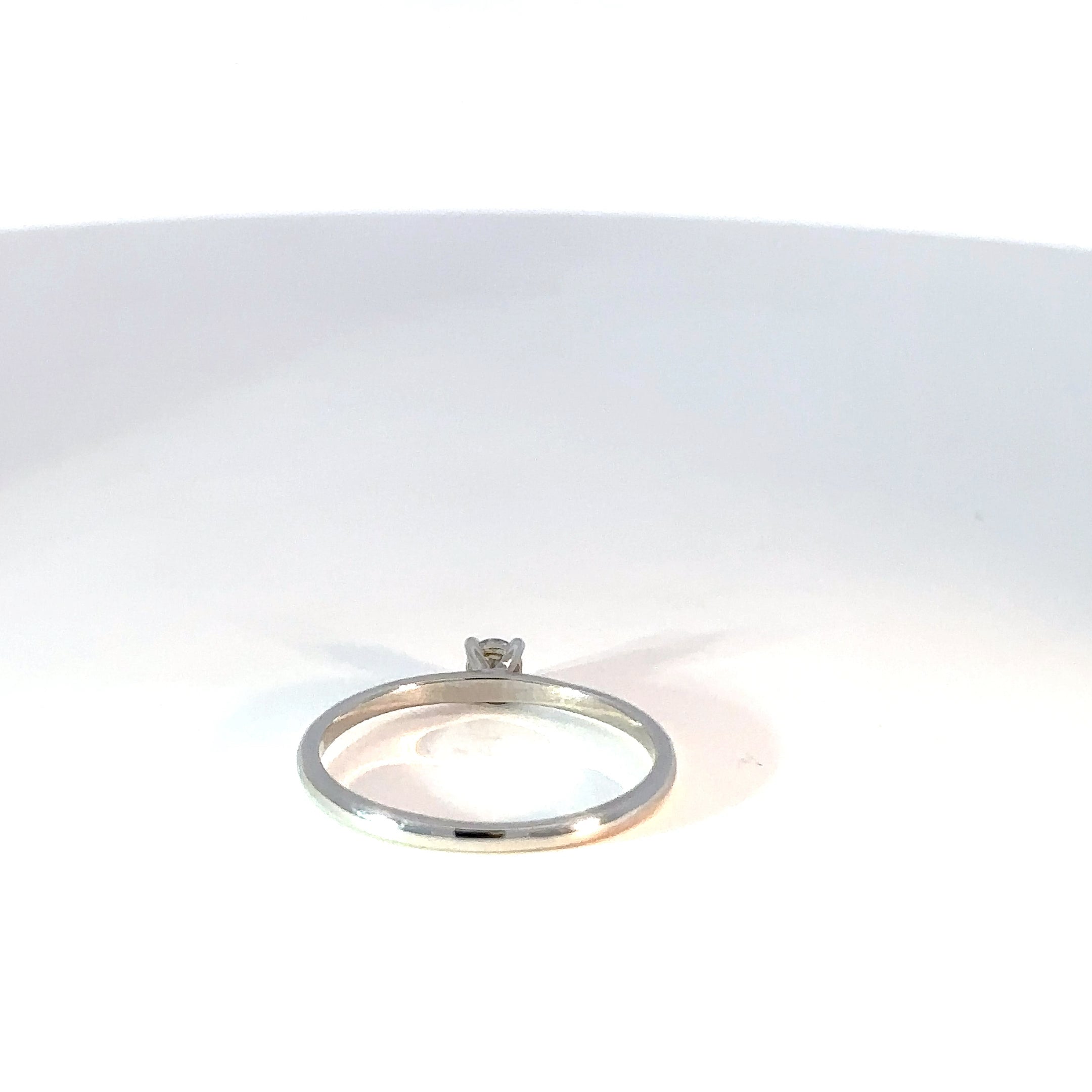 Anillo Solitario en Oro Amarillo con Diamante