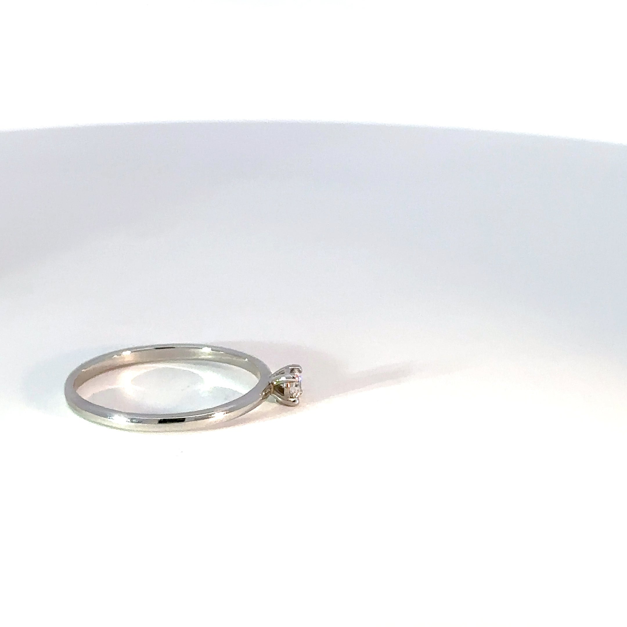 Anillo Solitario en Oro Amarillo con Diamante