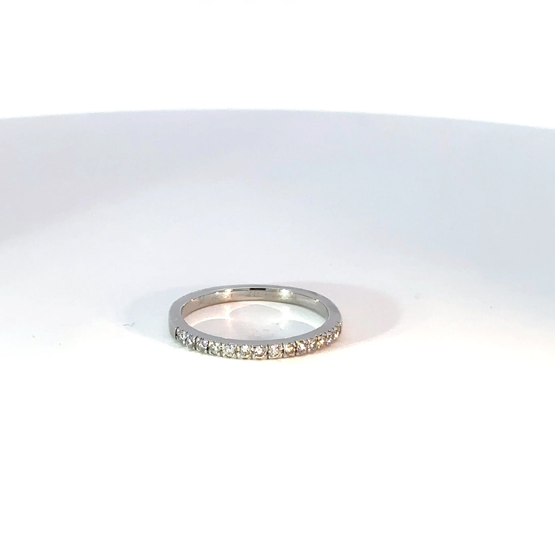 Anillo cintillo Oro Blanco con Diamantes