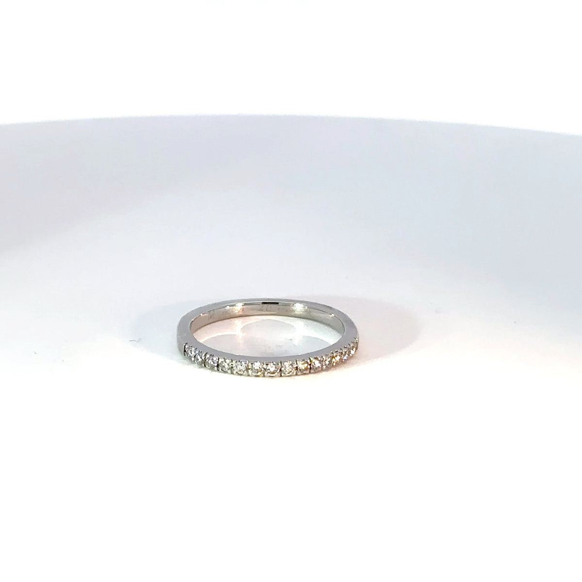 Anillo cintillo Oro Blanco con Diamantes