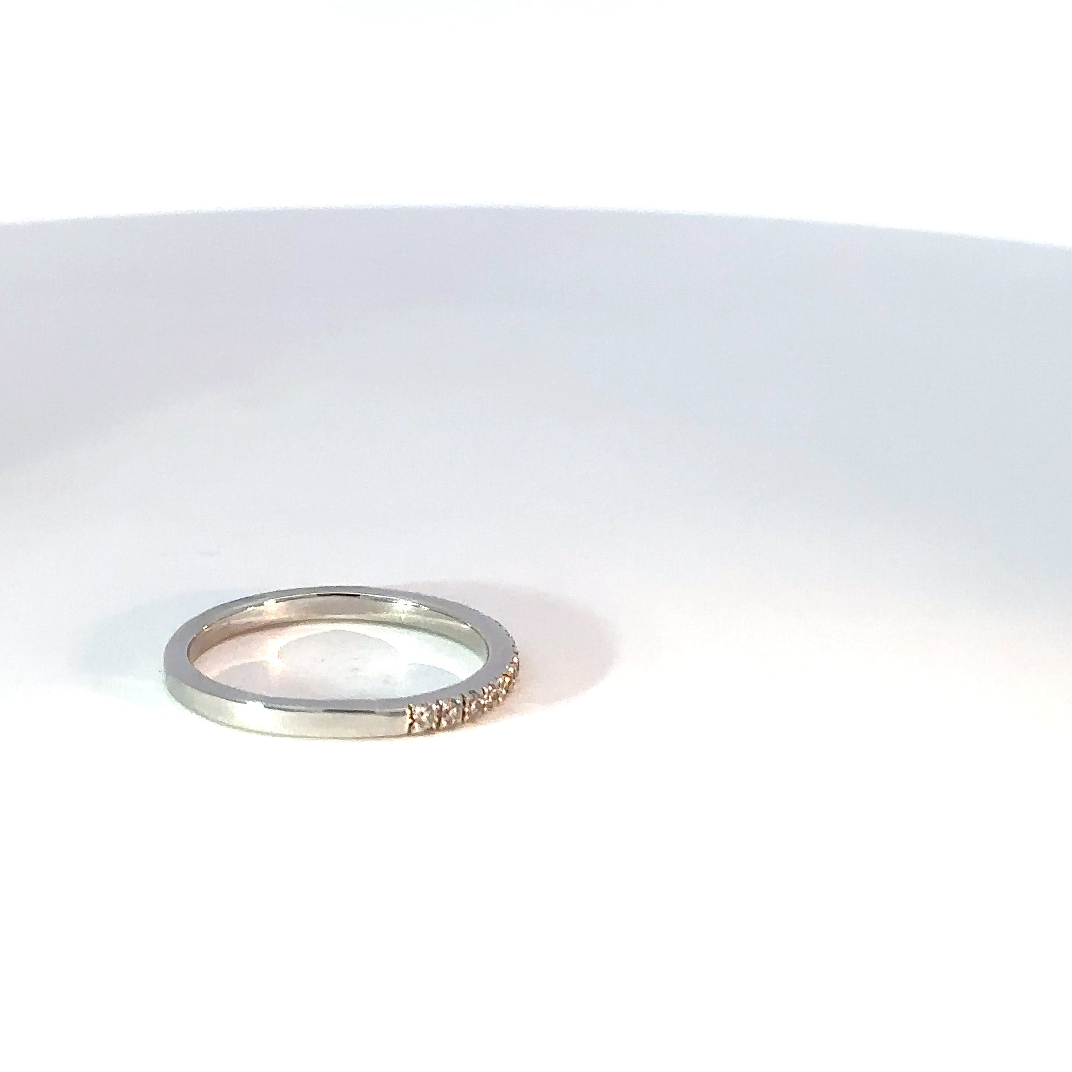 Anillo cintillo Oro Blanco con Diamantes