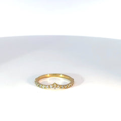 Anillo V en Oro Amarillo con moissanitas redondas