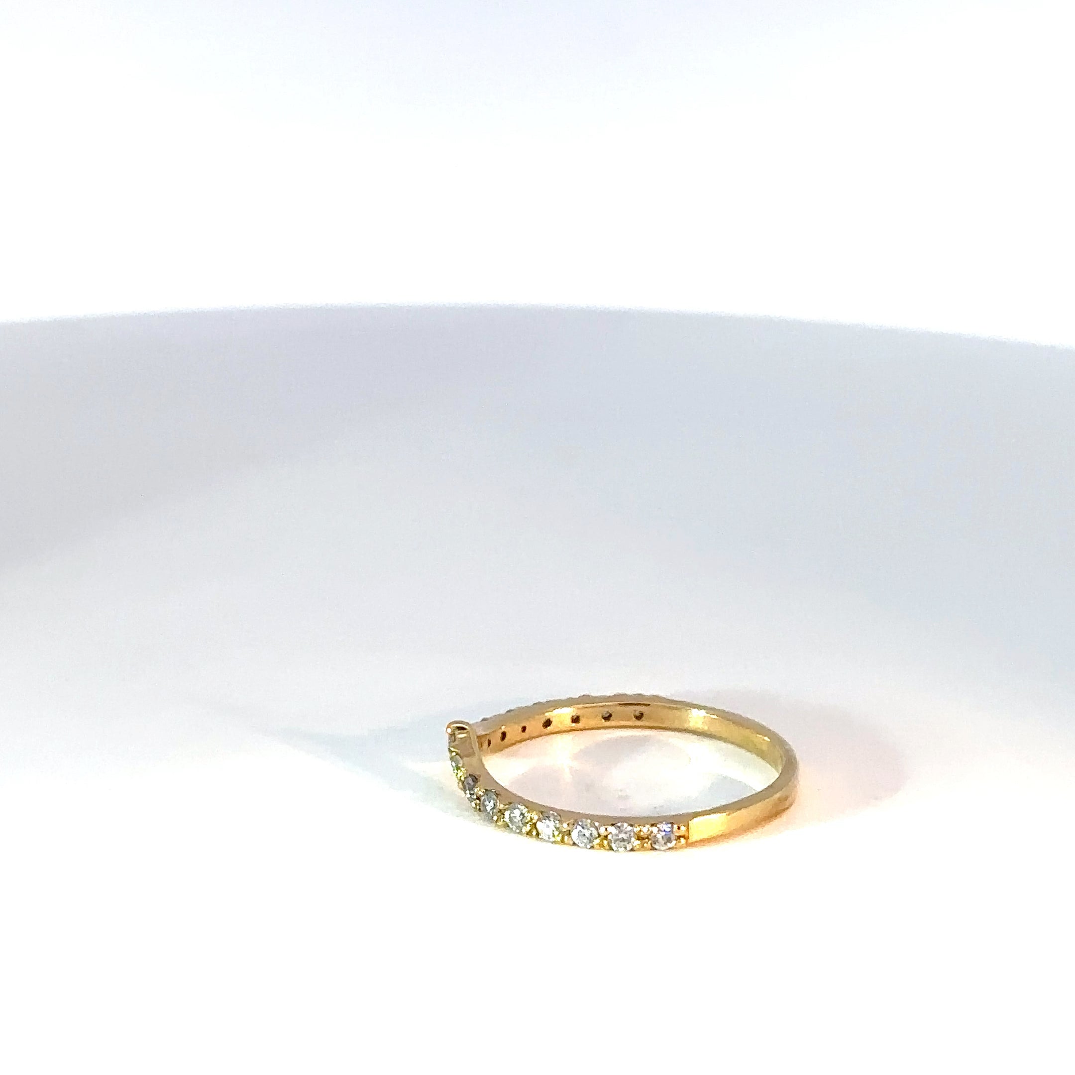 Anillo V en Oro Amarillo con moissanitas redondas