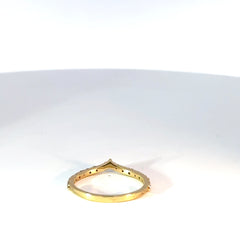 Anillo V en Oro Amarillo con moissanitas redondas
