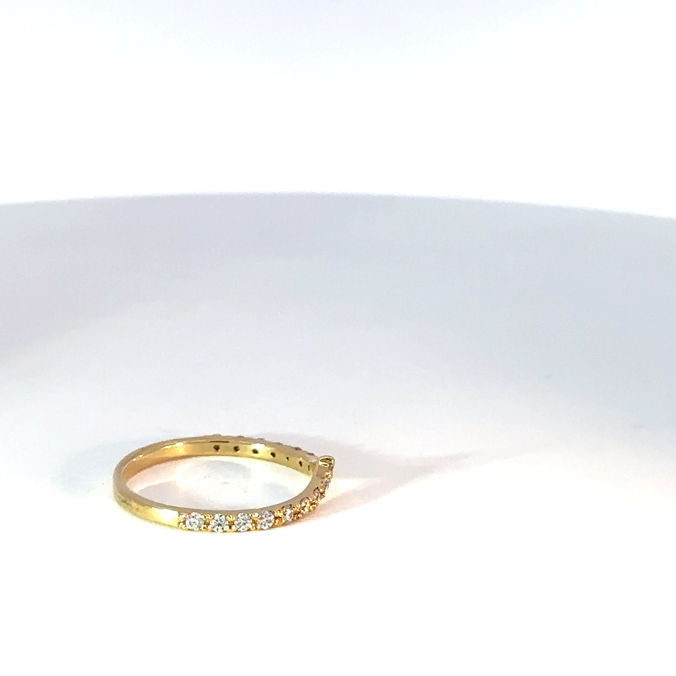 Anillo V en Oro Amarillo con moissanitas redondas