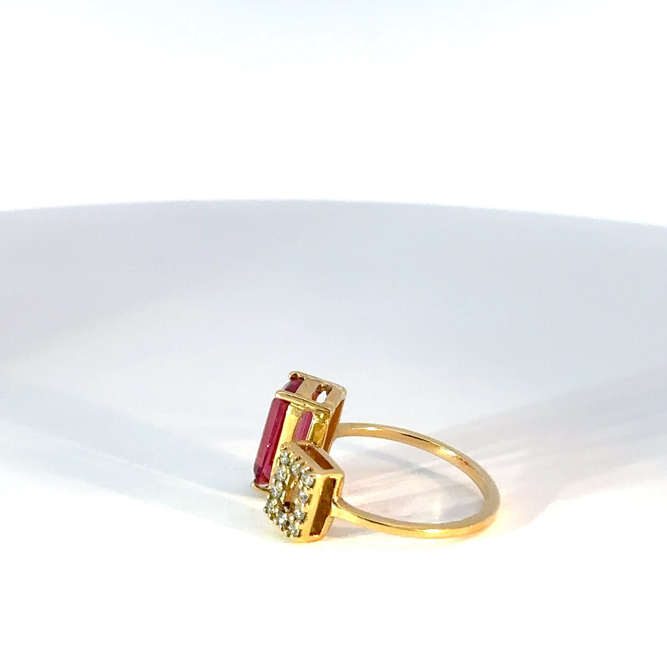 Anillo en Oro Amarillo con Turmalina Rosada y diamantes