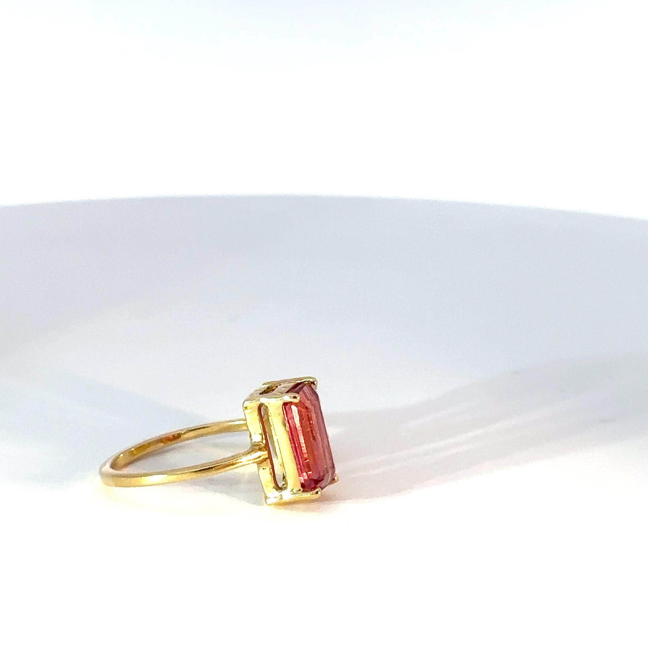 Anillo en Oro Amarillo con Turmalina Rosada y diamantes