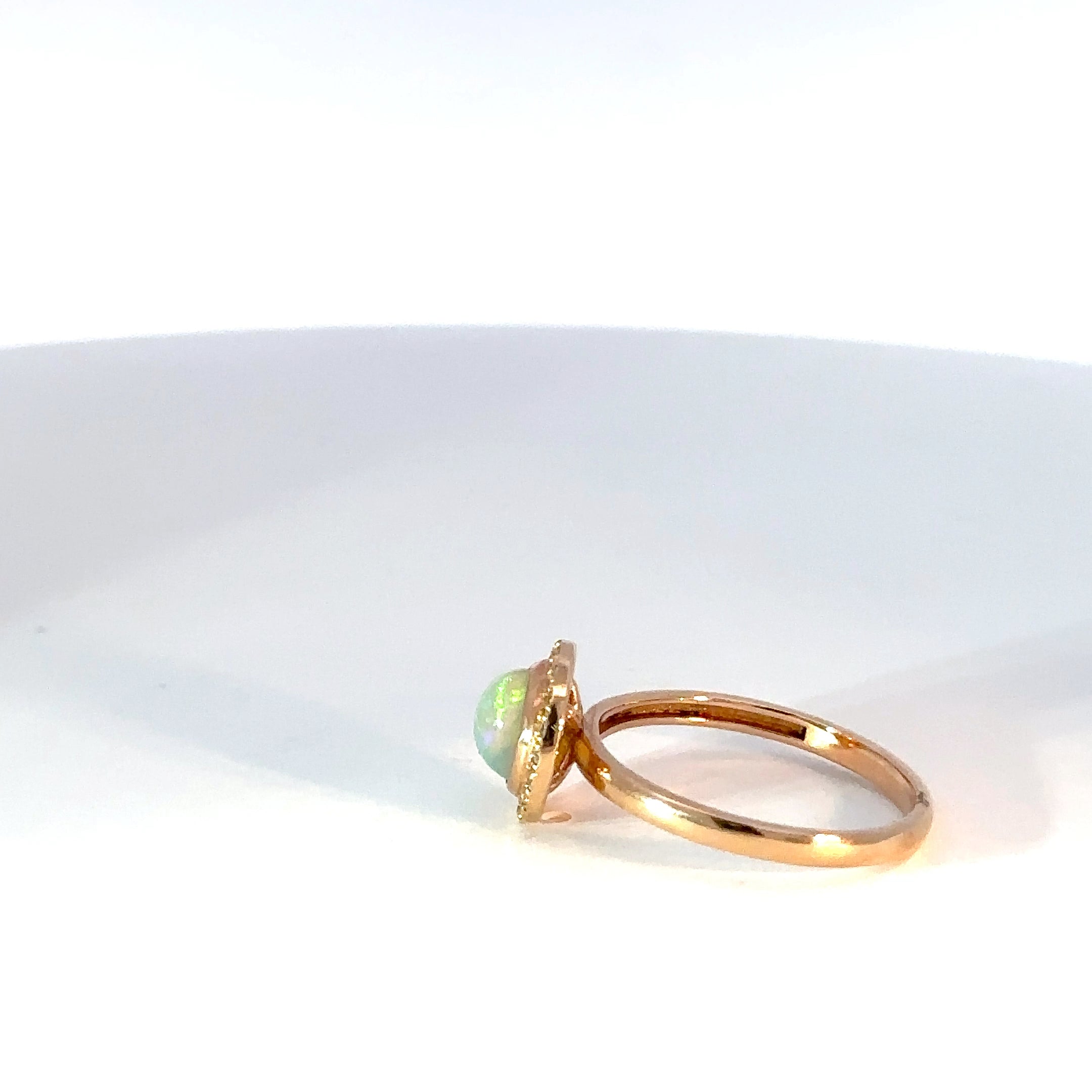 Anillo oro rosado Ópalo natural y diamantes