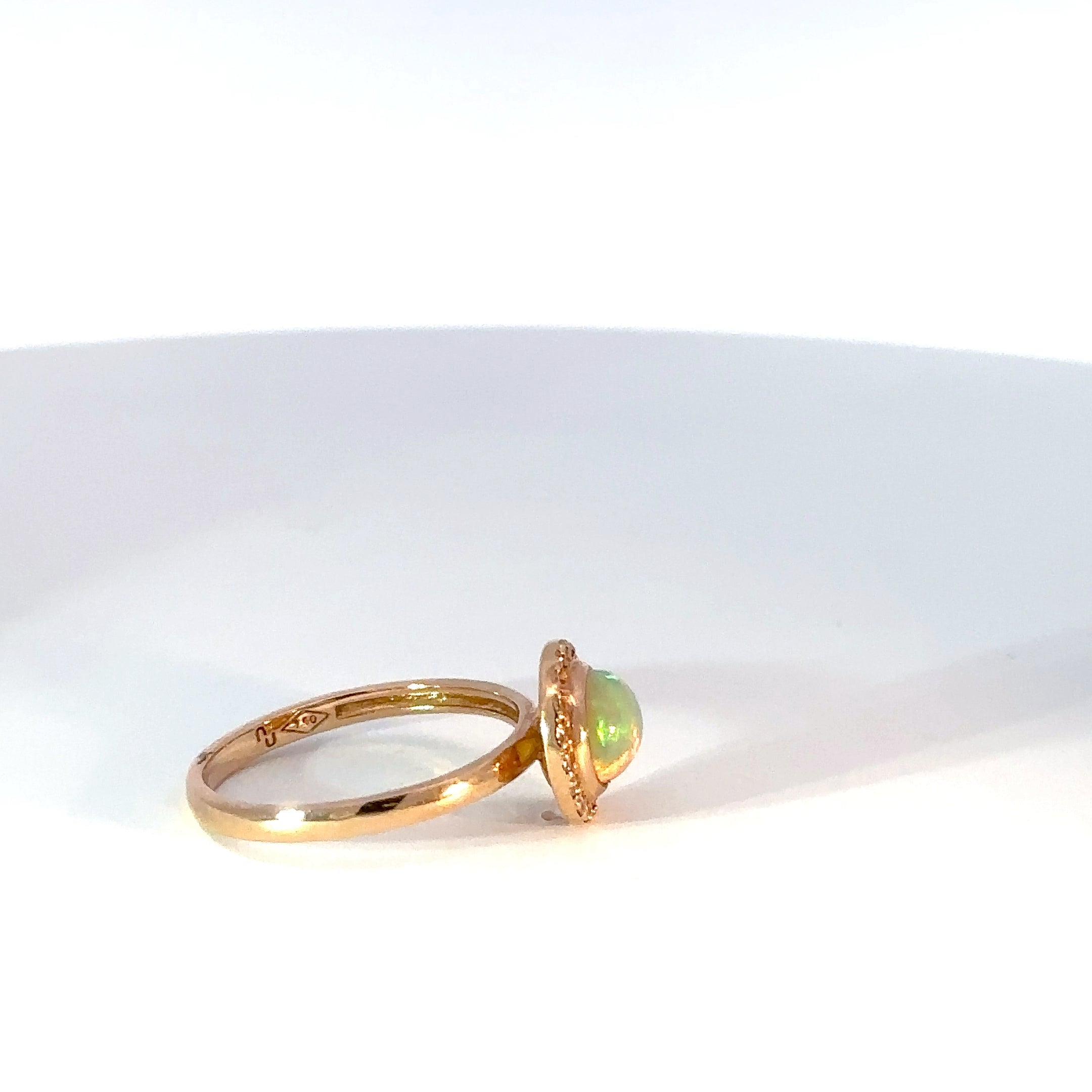 Anillo oro rosado Ópalo natural y diamantes