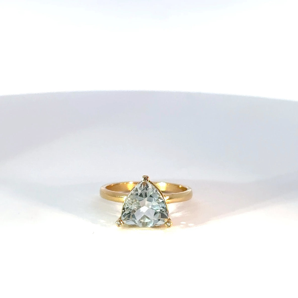 Anillo oro amarillo Topacio Sky Blue trillion