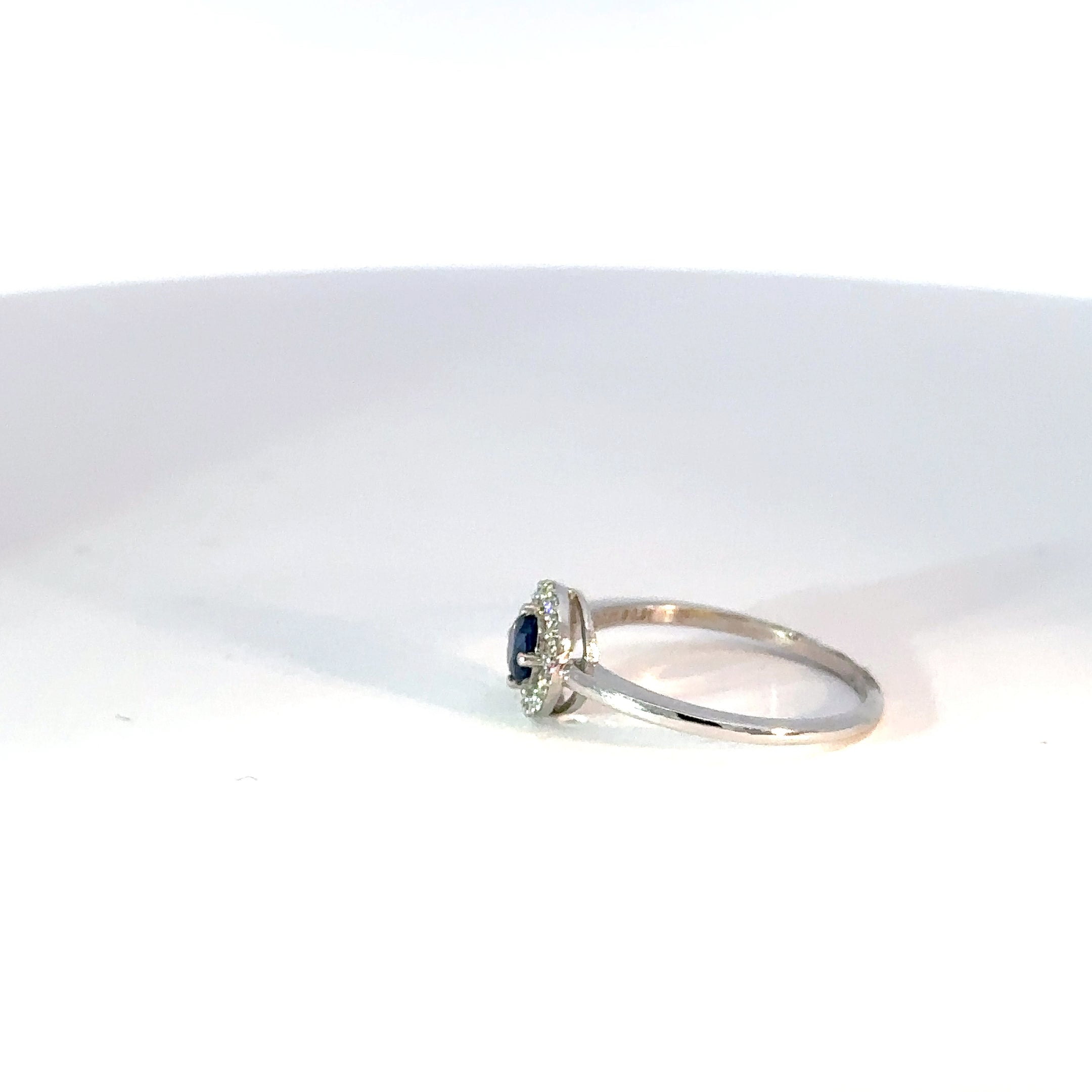 Anillo oro blanco zafiro natural y diamantes