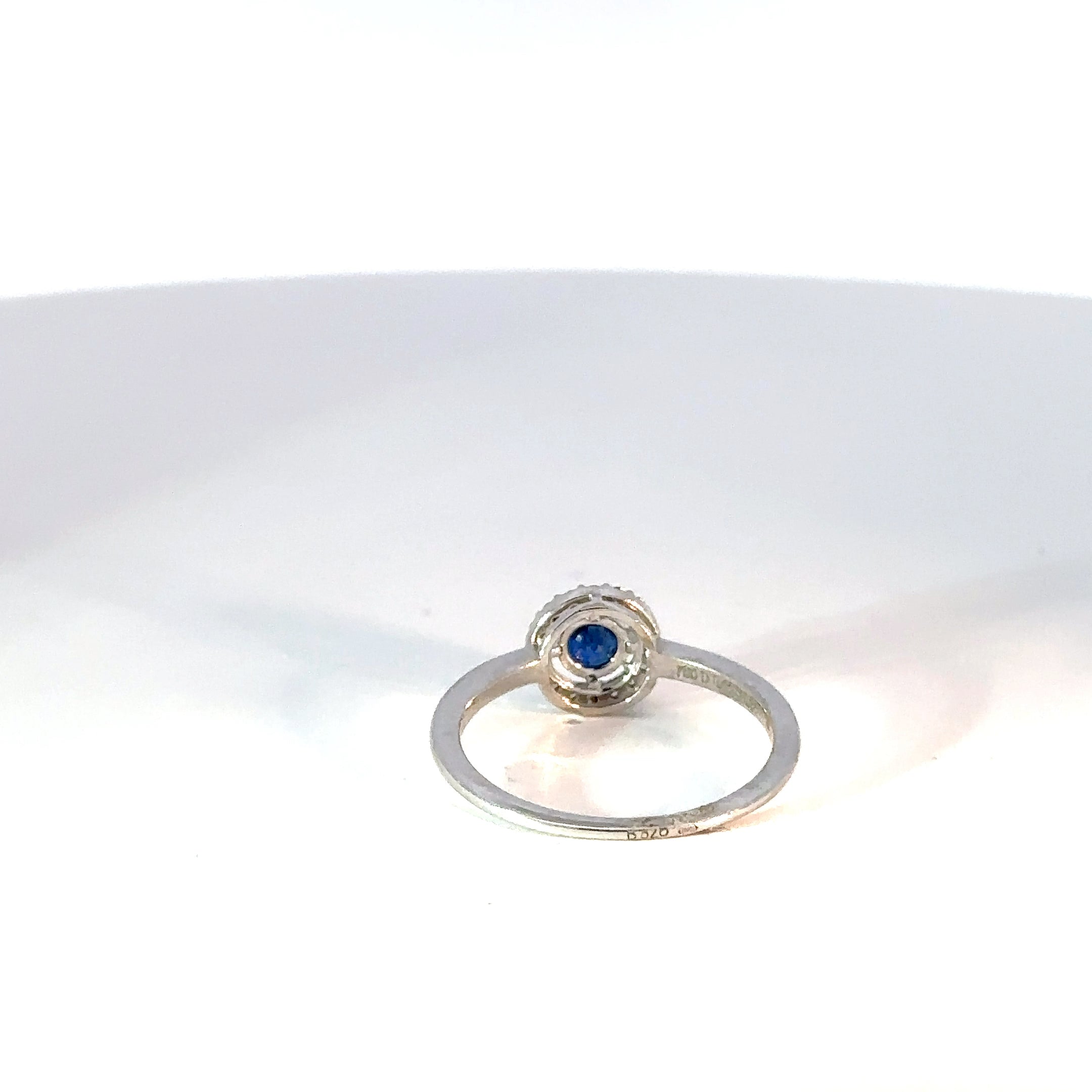 Anillo oro blanco zafiro natural y diamantes