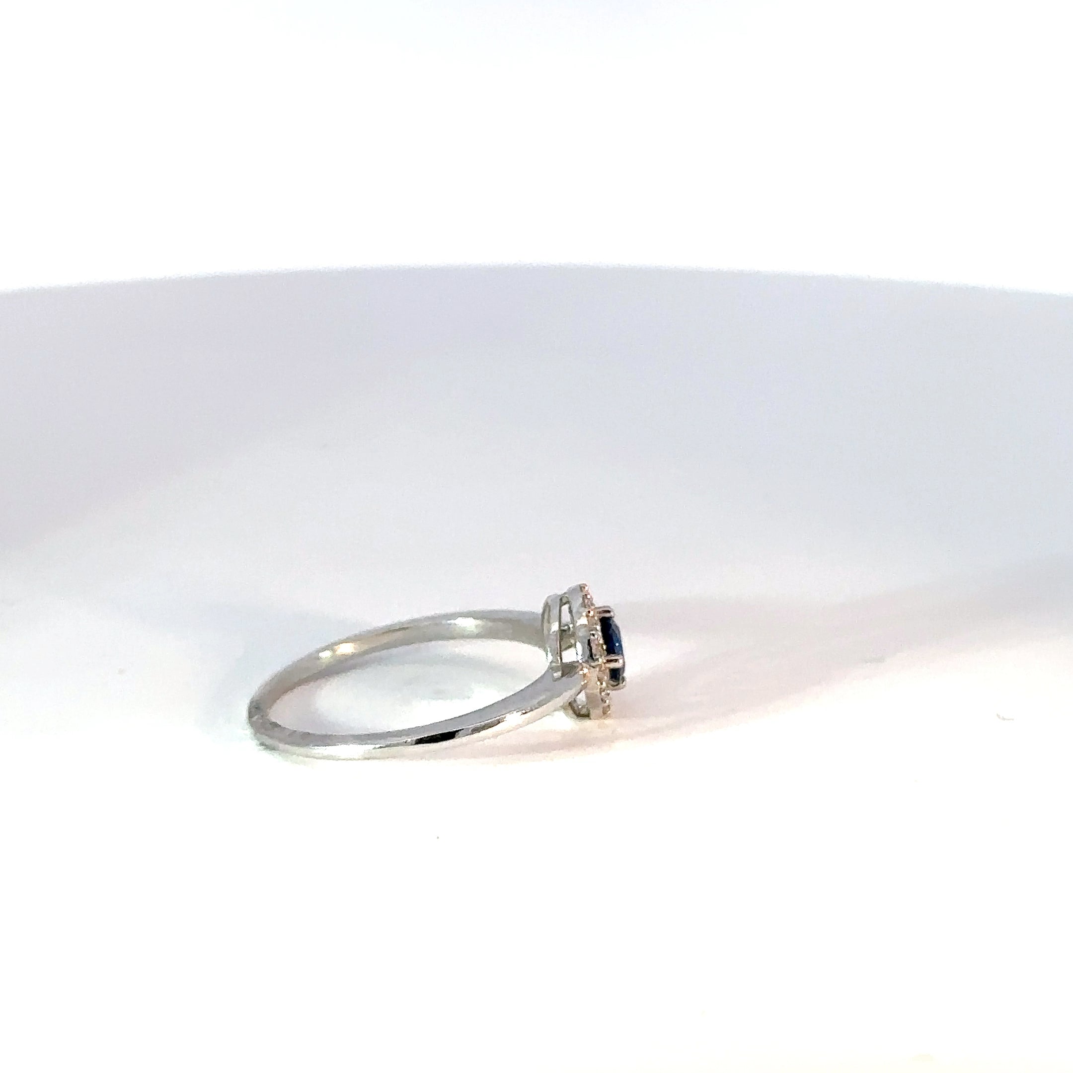 Anillo oro blanco zafiro natural y diamantes