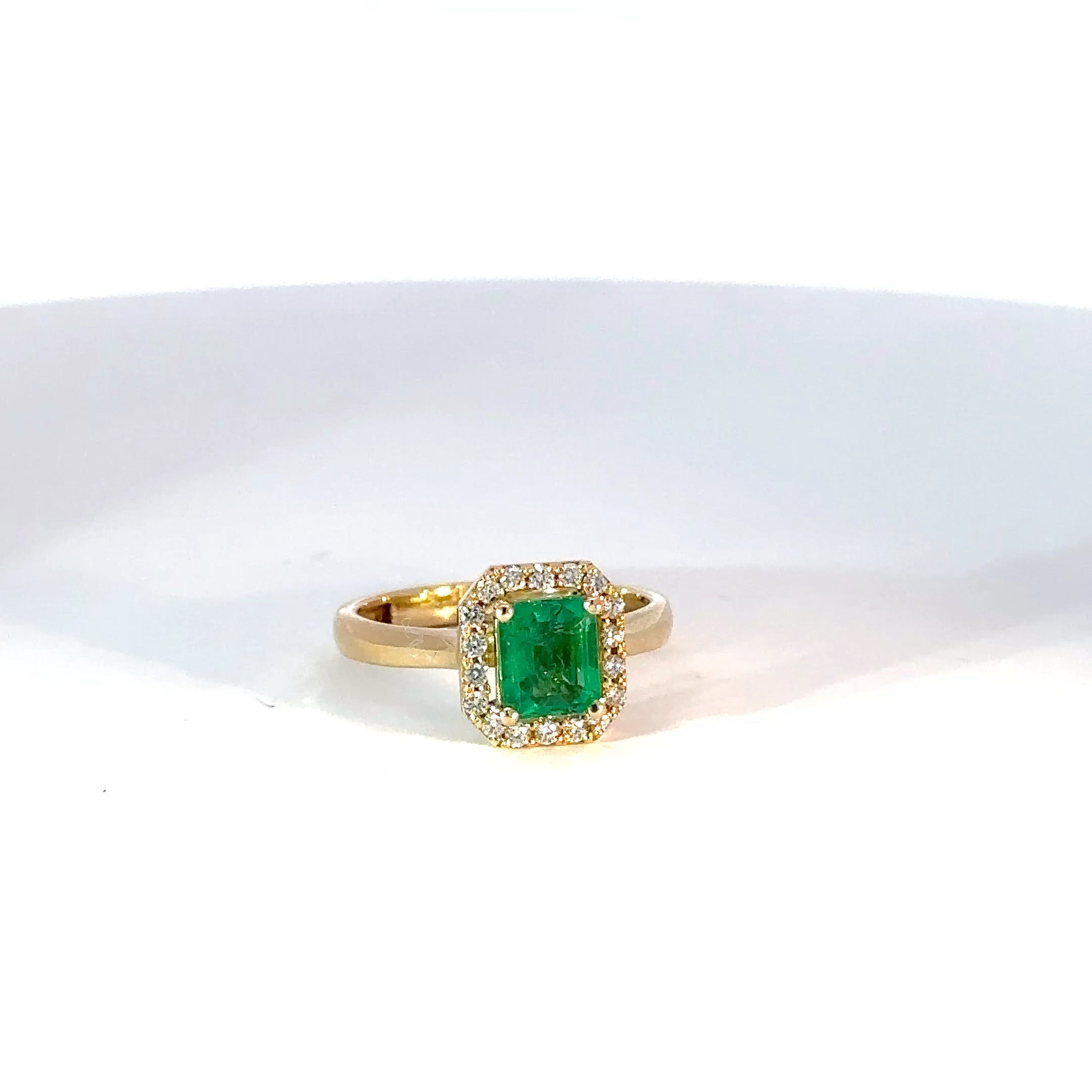 Anillo de Oro Amarillo con Esmeralda Talla Esmeralda