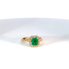 Anillo de Oro Amarillo con Esmeralda Talla Esmeralda