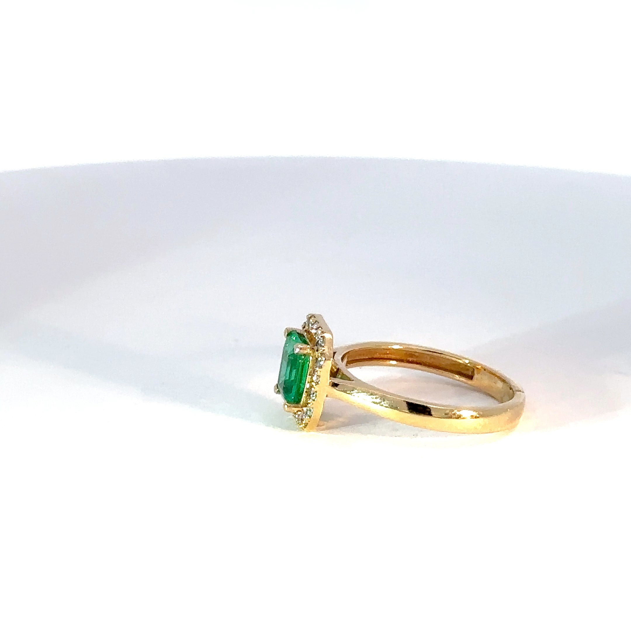 Anillo de Oro Amarillo con Esmeralda Talla Esmeralda