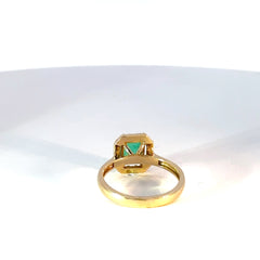 Anillo de Oro Amarillo con Esmeralda Talla Esmeralda