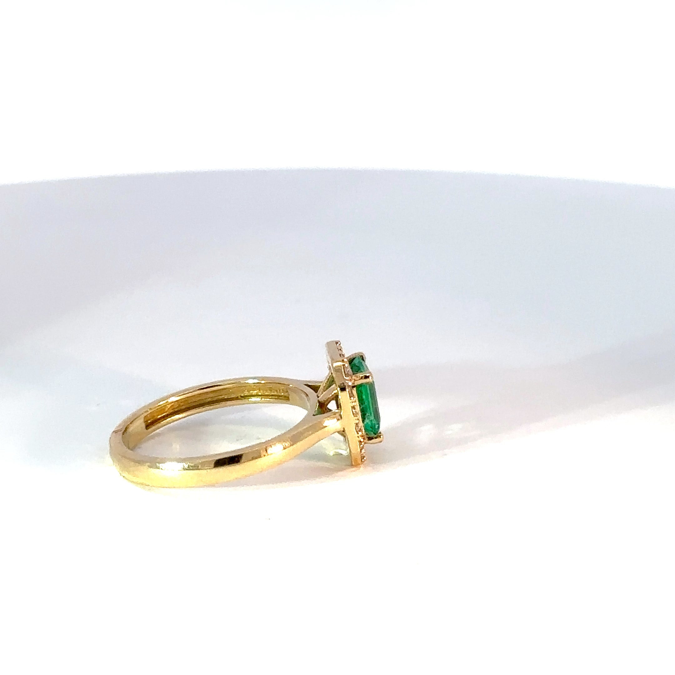 Anillo de Oro Amarillo con Esmeralda Talla Esmeralda