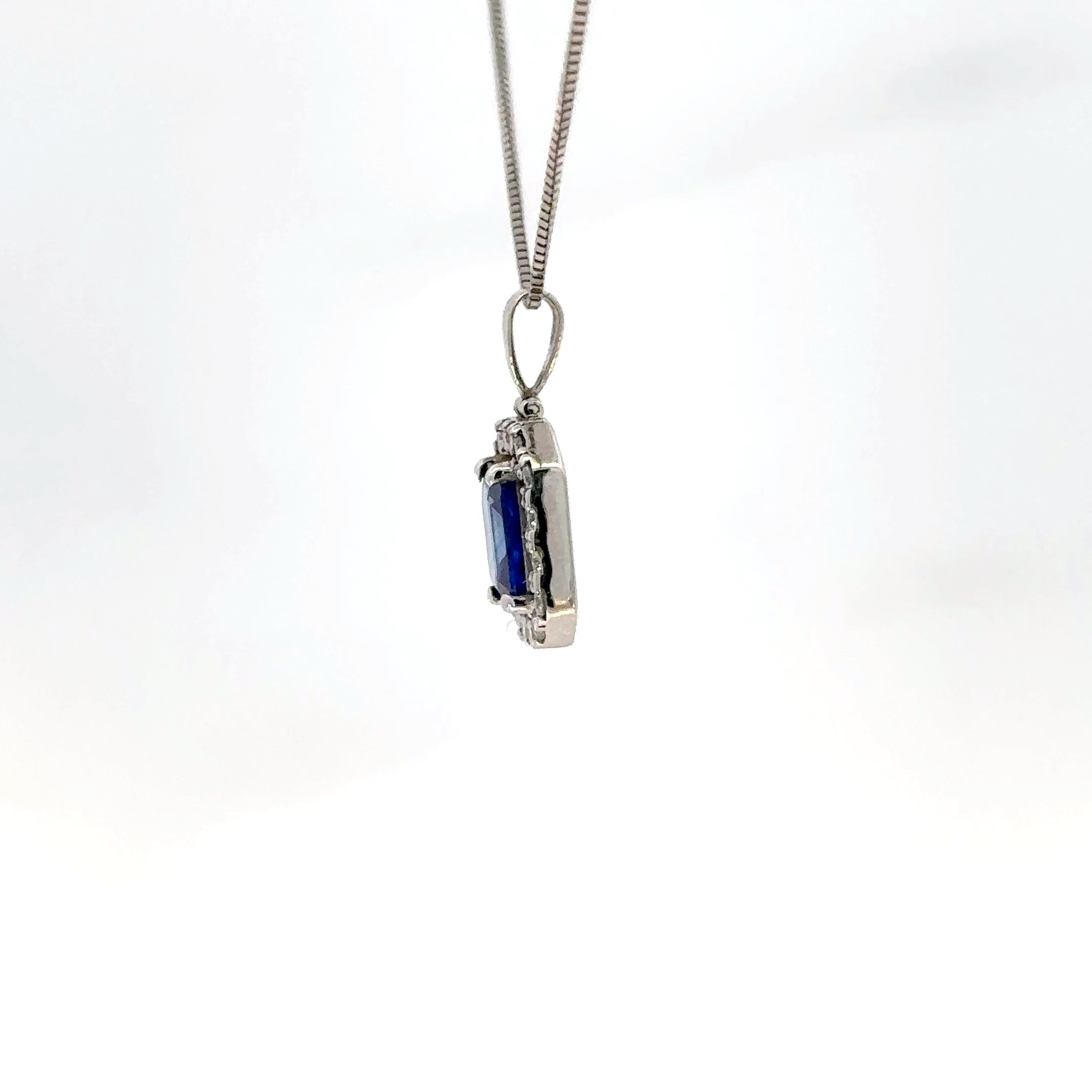 Elegante Dije en Zafiro Azul