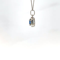 Dije zafiro azul y diamantes en oro blanco