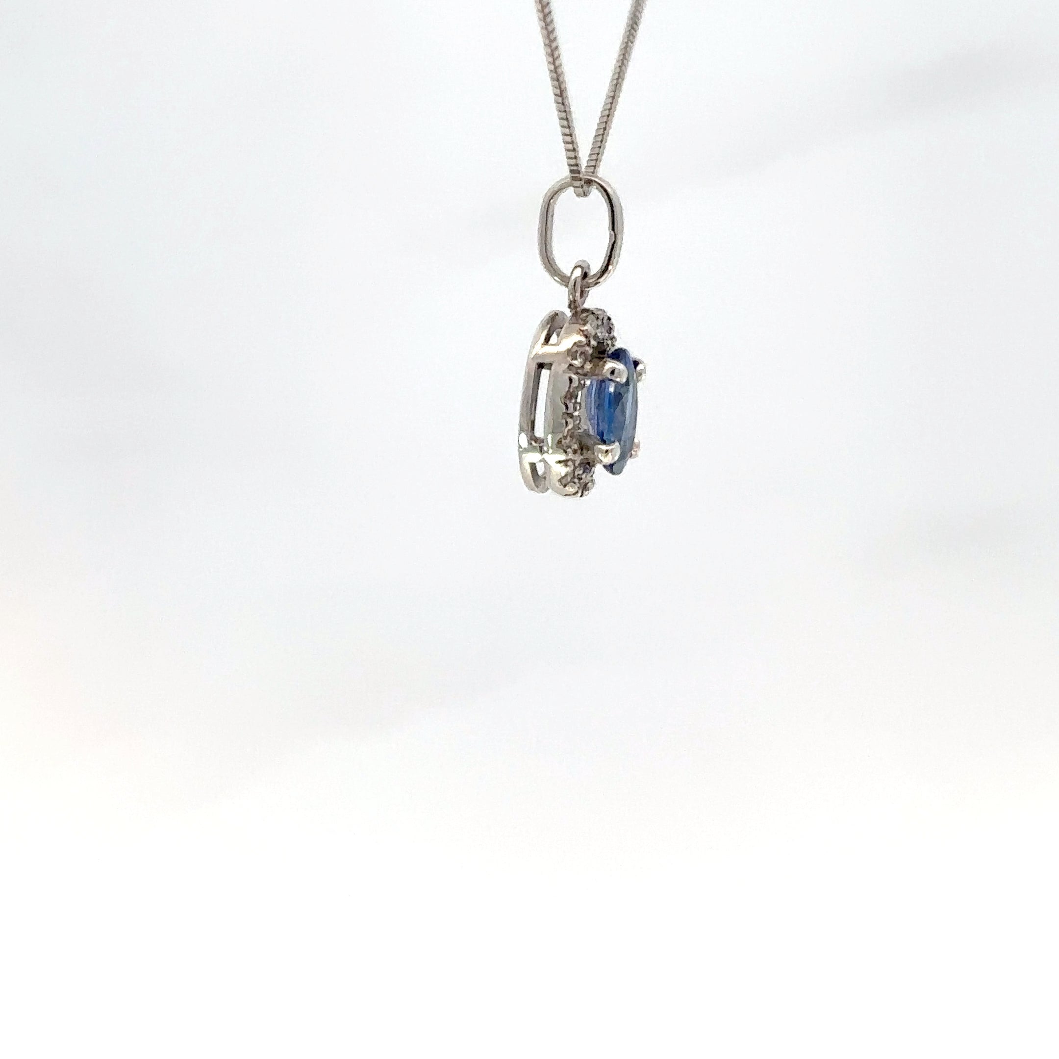 Dije zafiro azul y diamantes en oro blanco