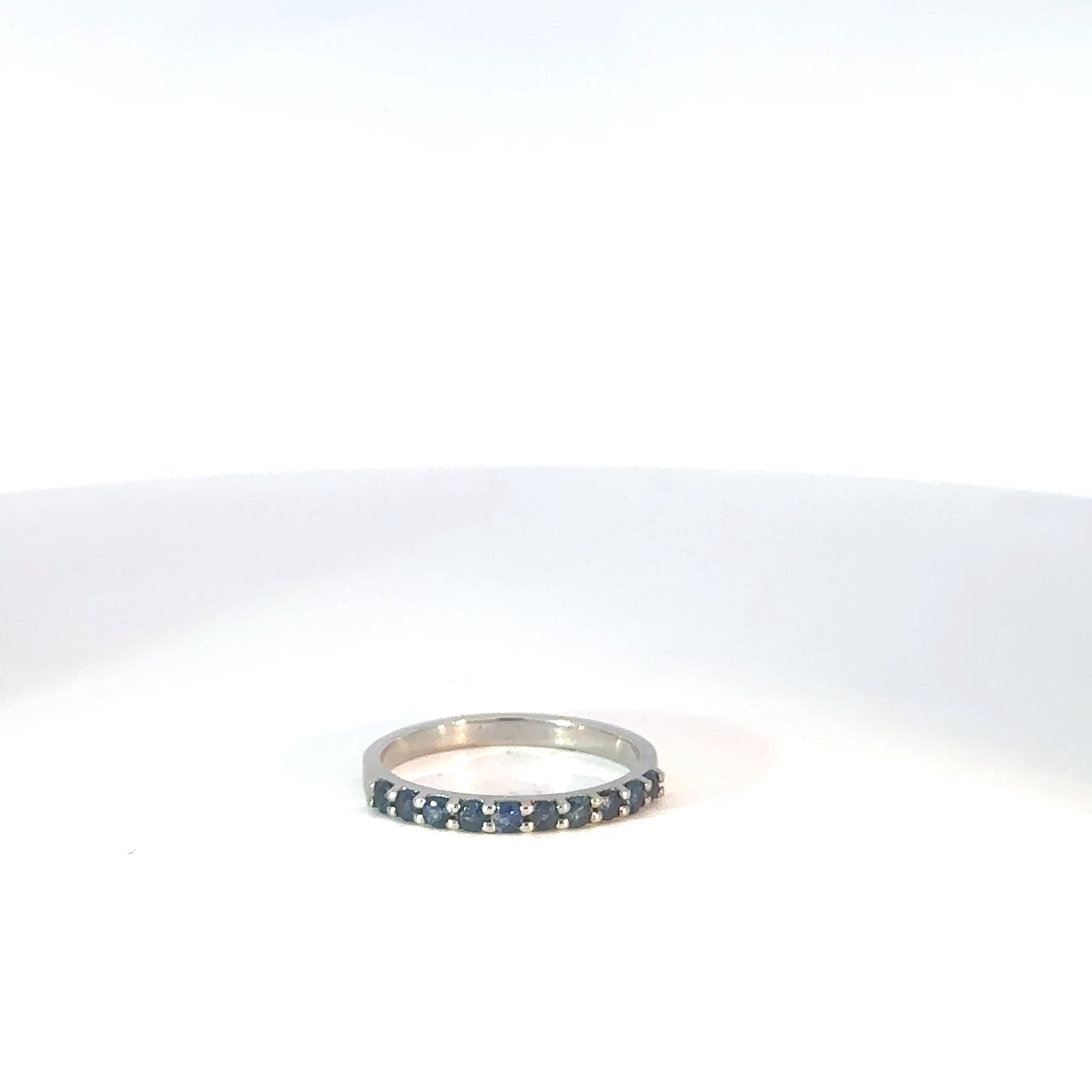 Anillo cintillo oro blanco y zafiros azules